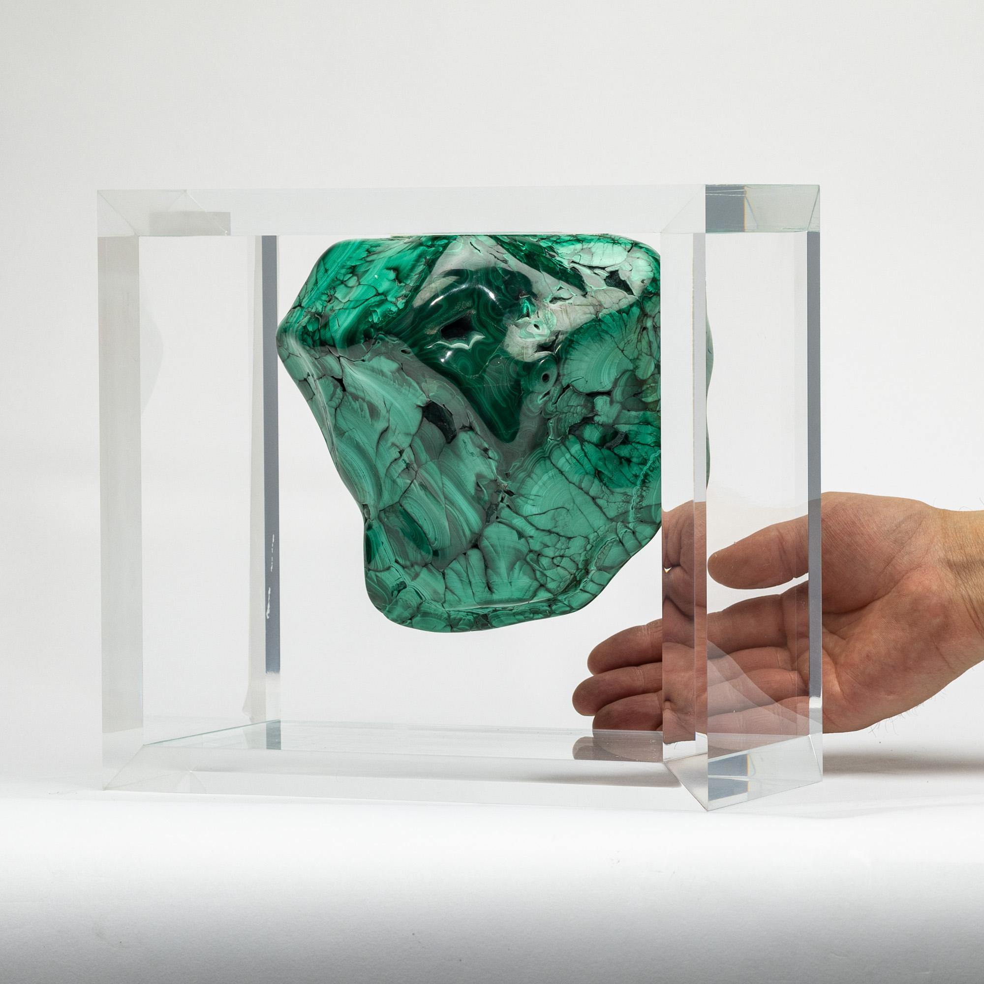 Organico moderno Malachite in forma libera montata in una base acrilica dal design originale in vendita