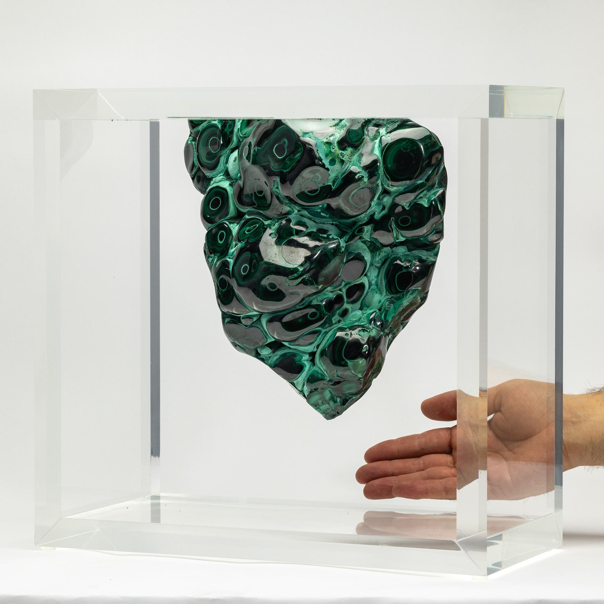 Organico moderno Esemplare di malachite africana a forma libera montato in un espositore in acrilico dal design originale in vendita