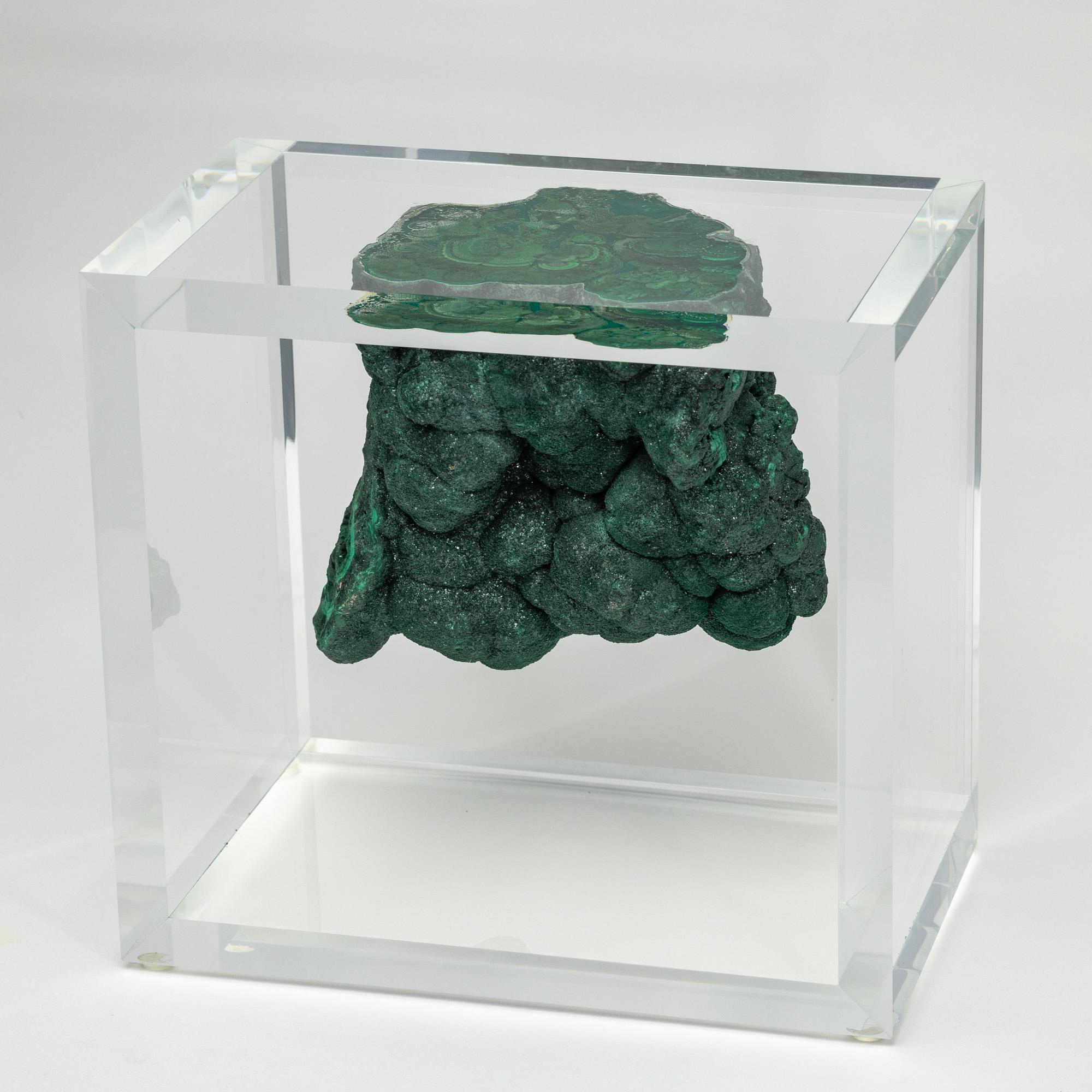 Messicano Malachite in forma libera montata in una base acrilica dal design originale in vendita