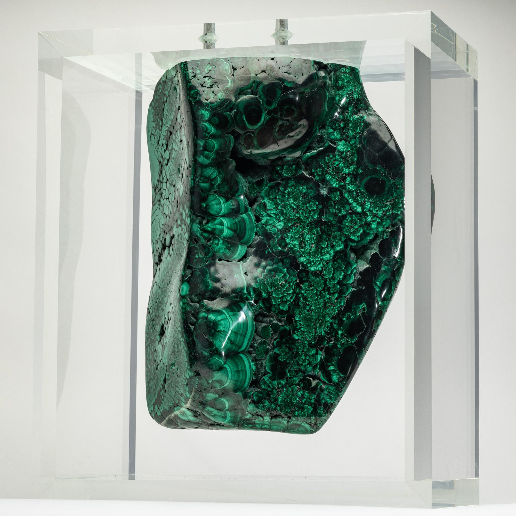 Messicano Malachite in forma libera montata in una base acrilica dal design originale in vendita