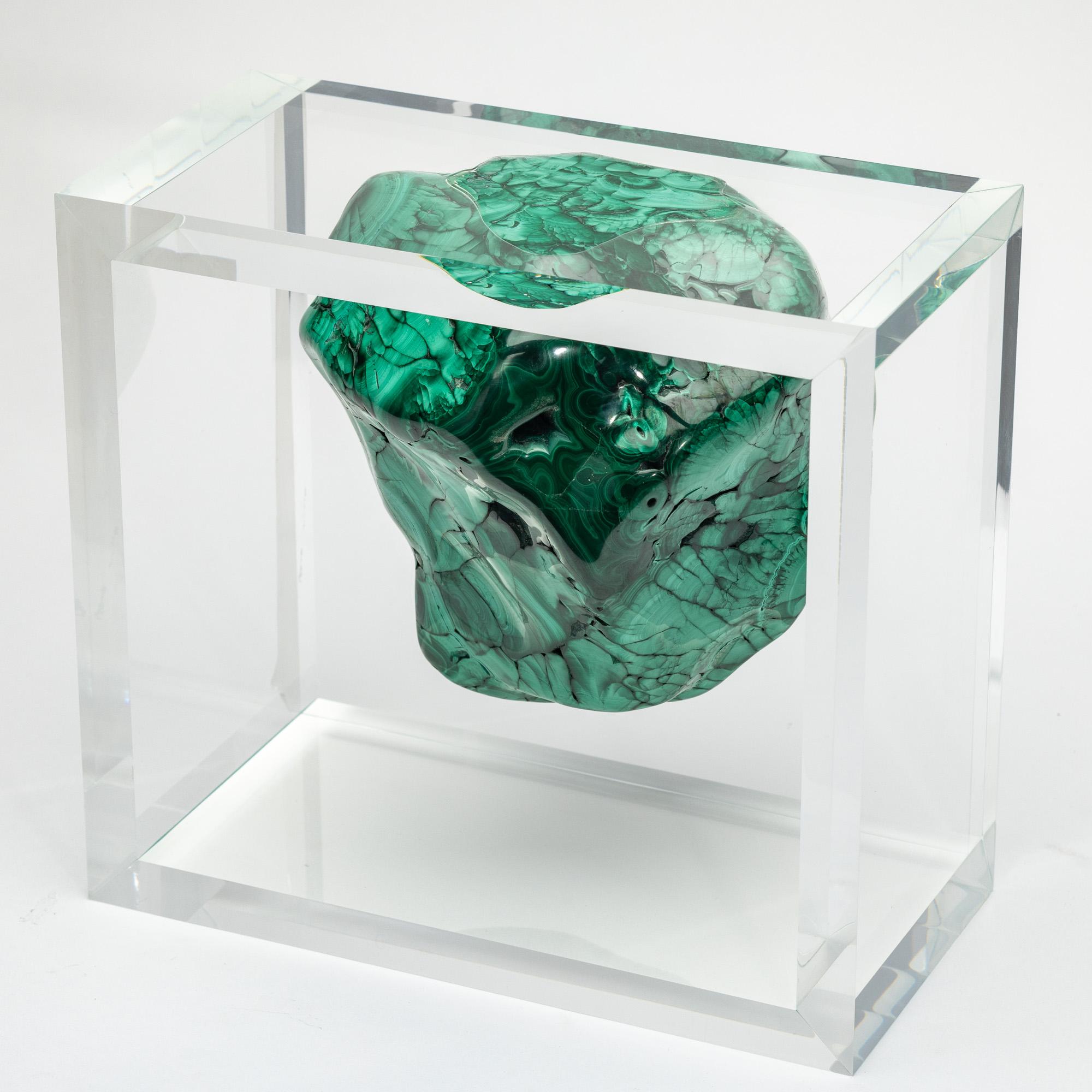Messicano Malachite in forma libera montata in una base acrilica dal design originale in vendita