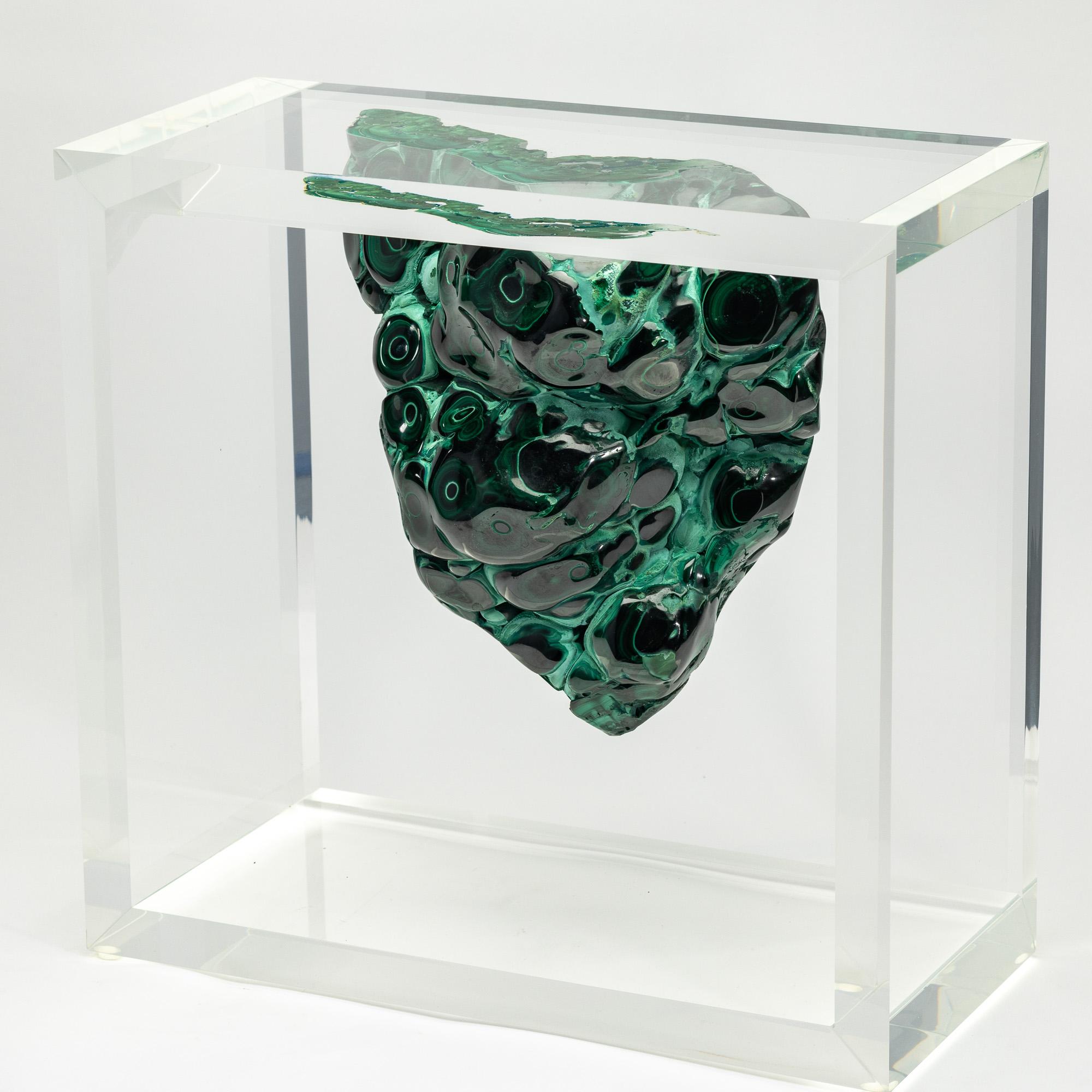 Messicano Esemplare di malachite africana a forma libera montato in un espositore in acrilico dal design originale in vendita
