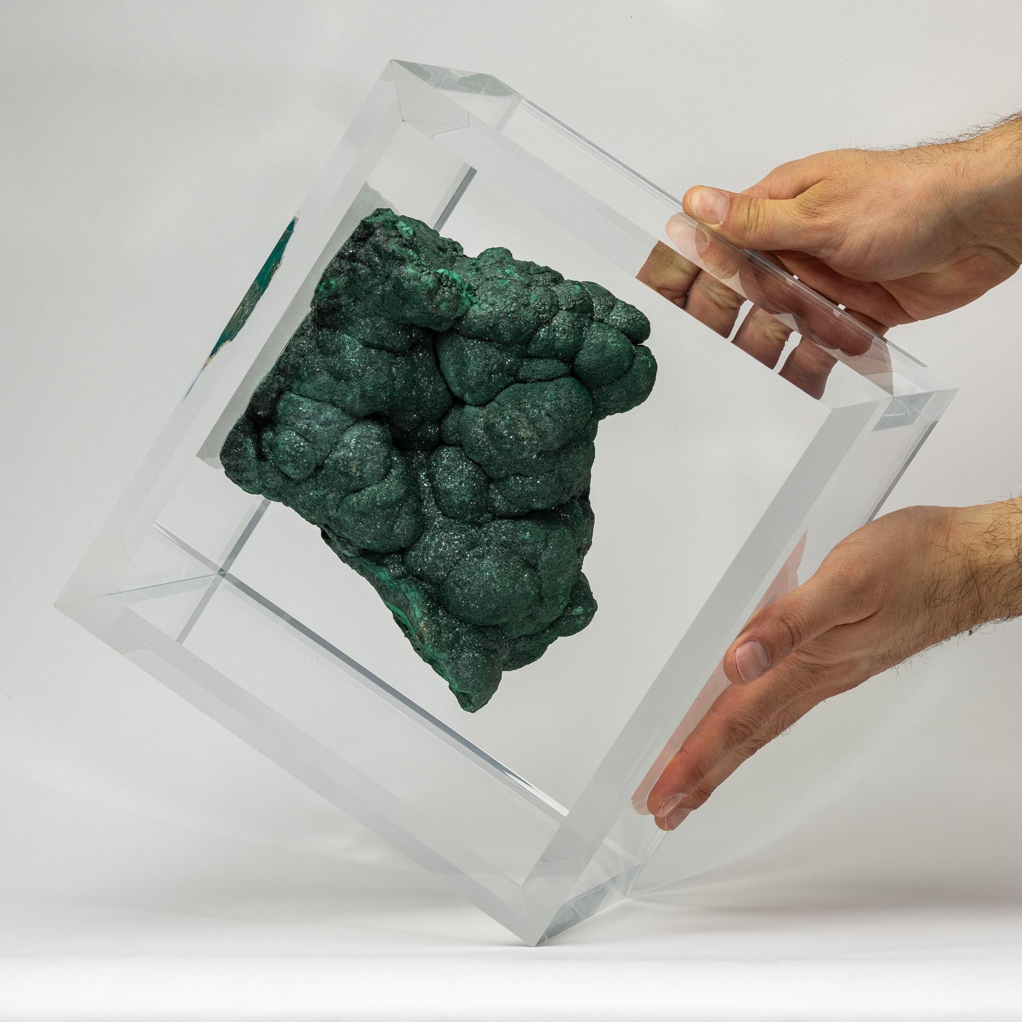 Malachite in forma libera montata in una base acrilica dal design originale In condizioni Nuovo in vendita a Polanco, CDMX
