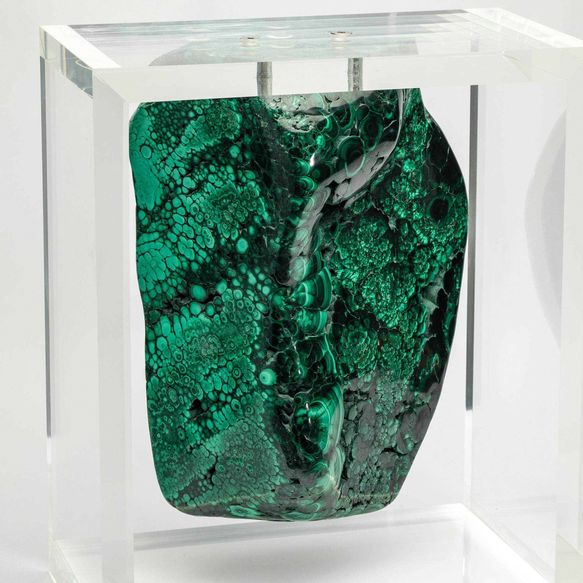 Malachite in forma libera montata in una base acrilica dal design originale In condizioni Nuovo in vendita a Polanco, CDMX