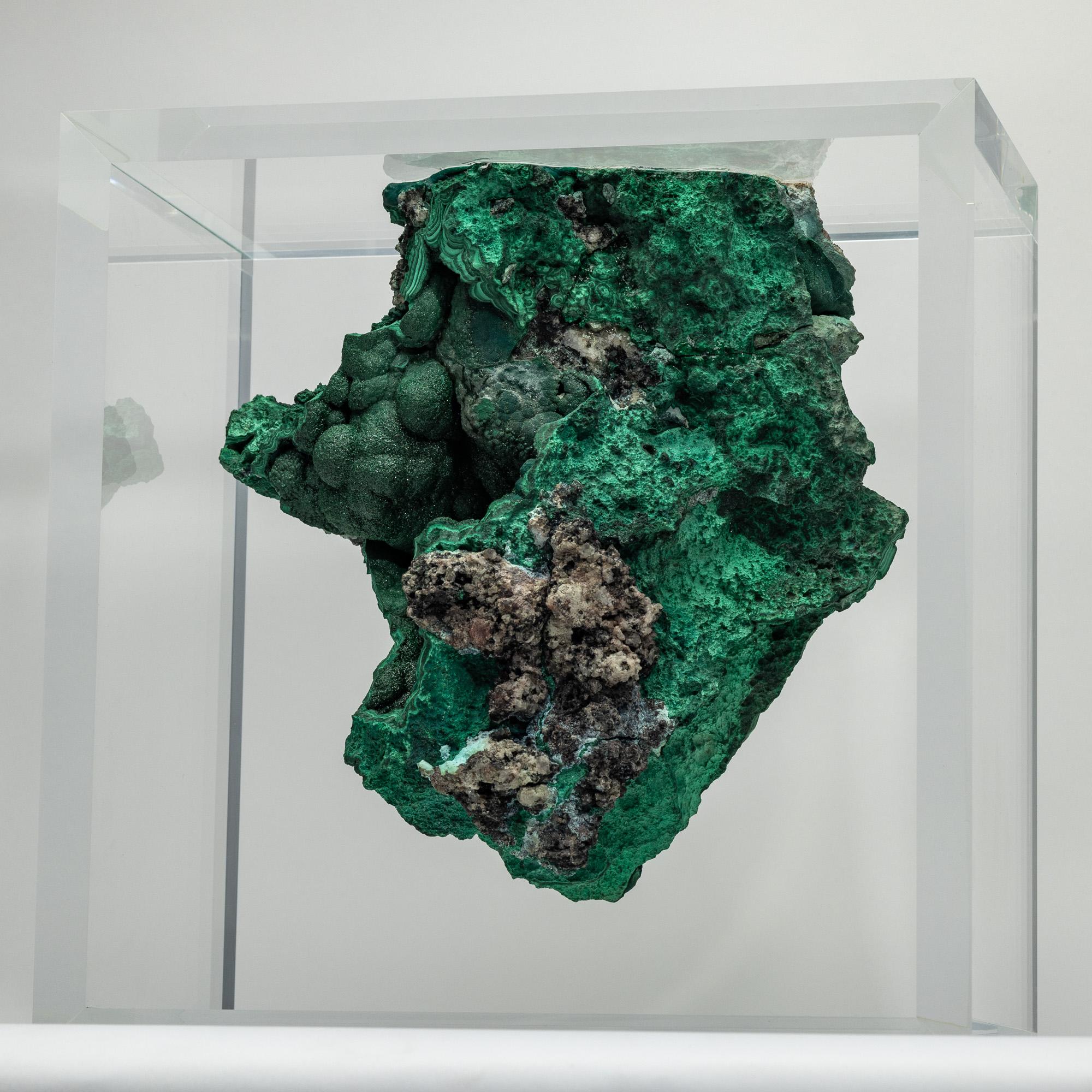 Malachite in free form mounted in original design acrylic base In New Condition For Sale In Polanco, CDMX