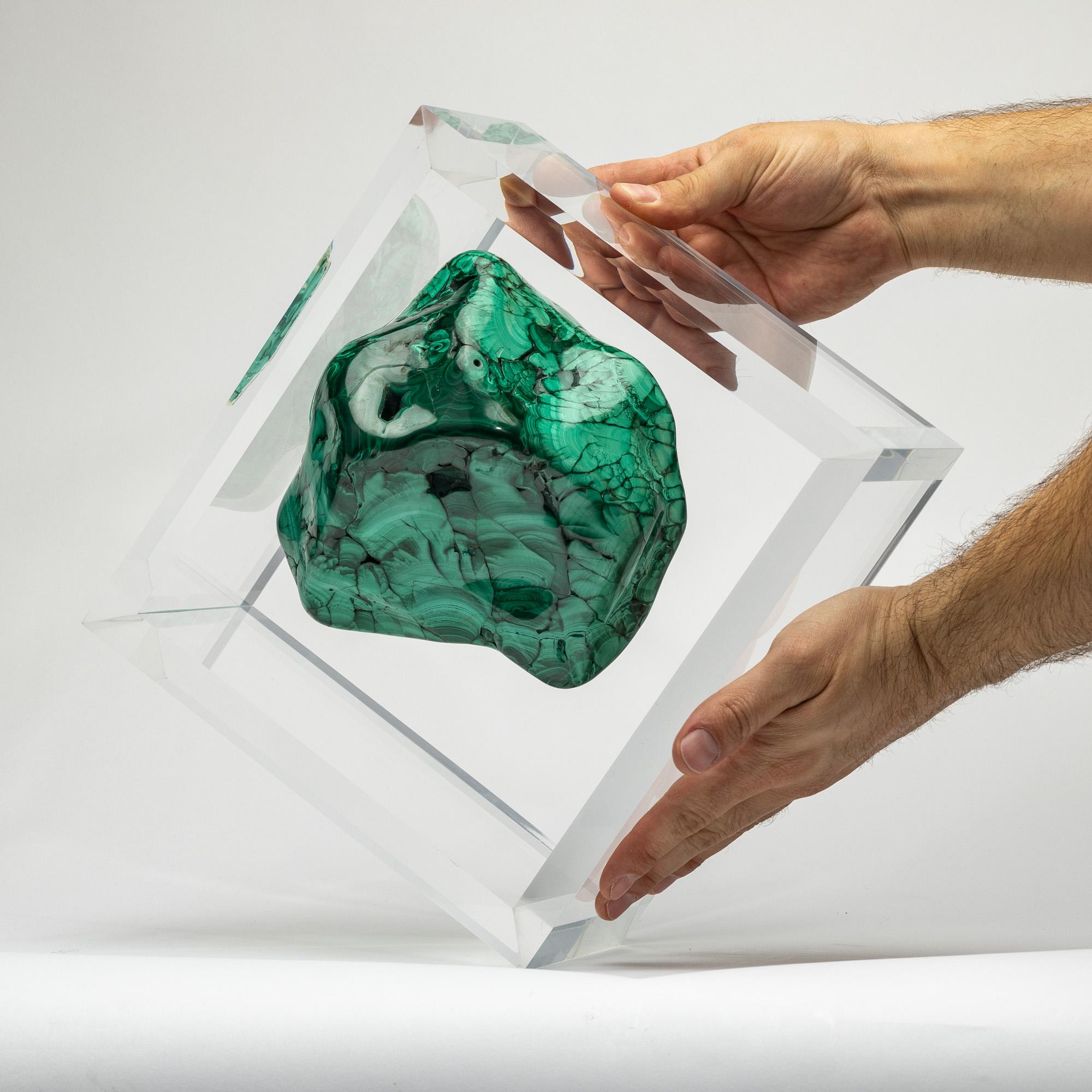 Malachite in forma libera montata in una base acrilica dal design originale In condizioni Nuovo in vendita a Polanco, CDMX