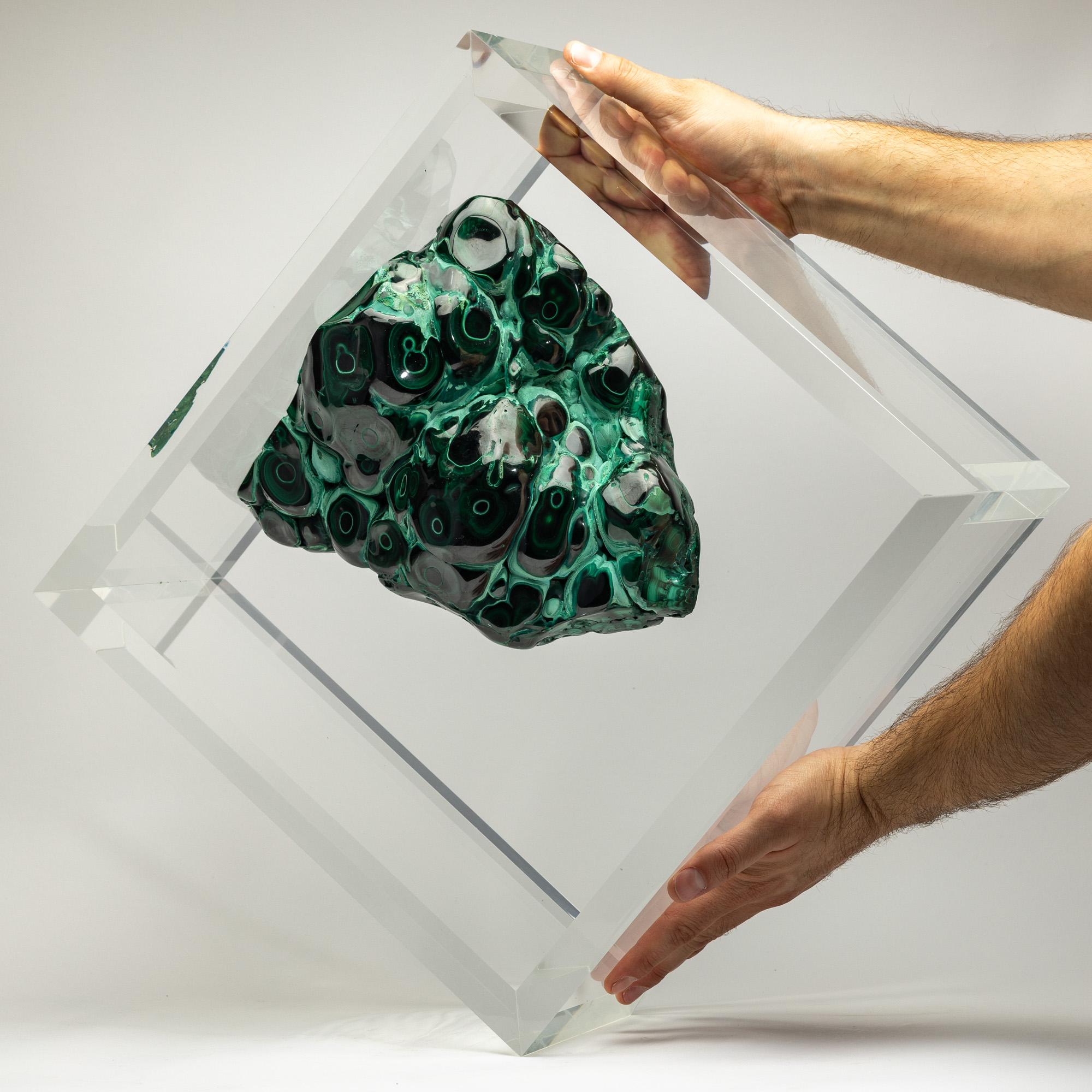 Esemplare di malachite africana a forma libera montato in un espositore in acrilico dal design originale In condizioni Nuovo in vendita a Polanco, CDMX