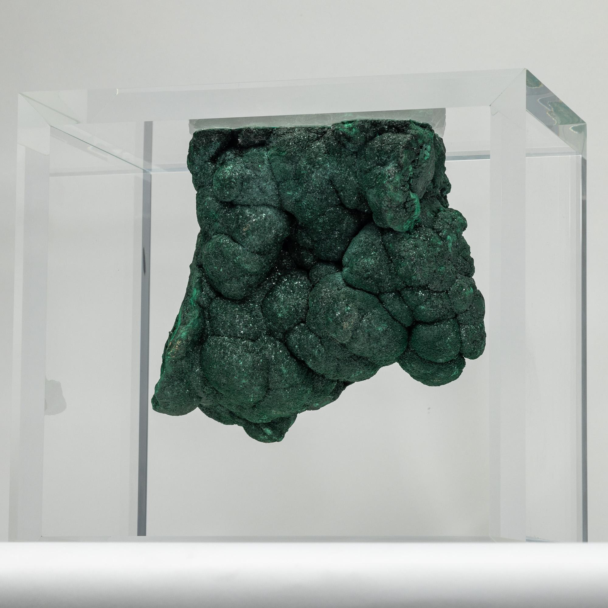 XXI secolo e contemporaneo Malachite in forma libera montata in una base acrilica dal design originale in vendita
