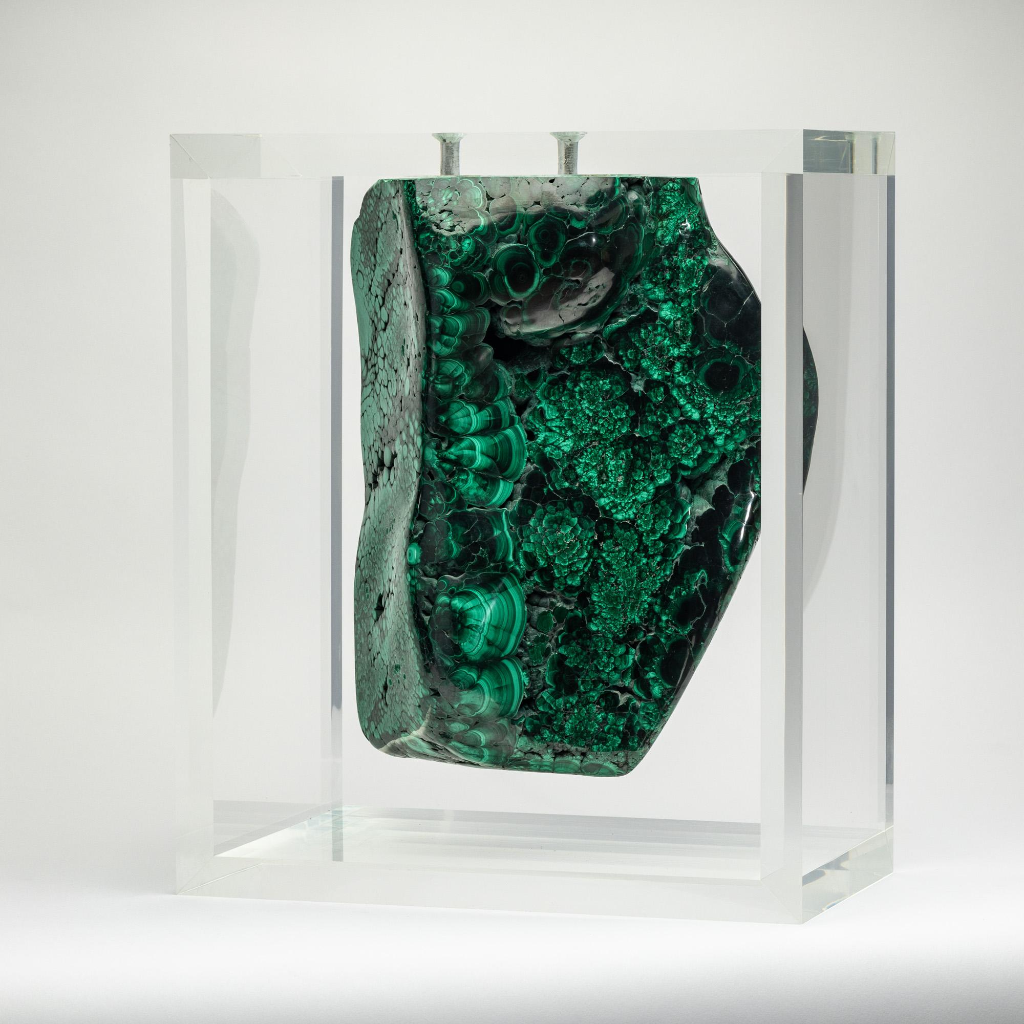 XXI secolo e contemporaneo Malachite in forma libera montata in una base acrilica dal design originale in vendita