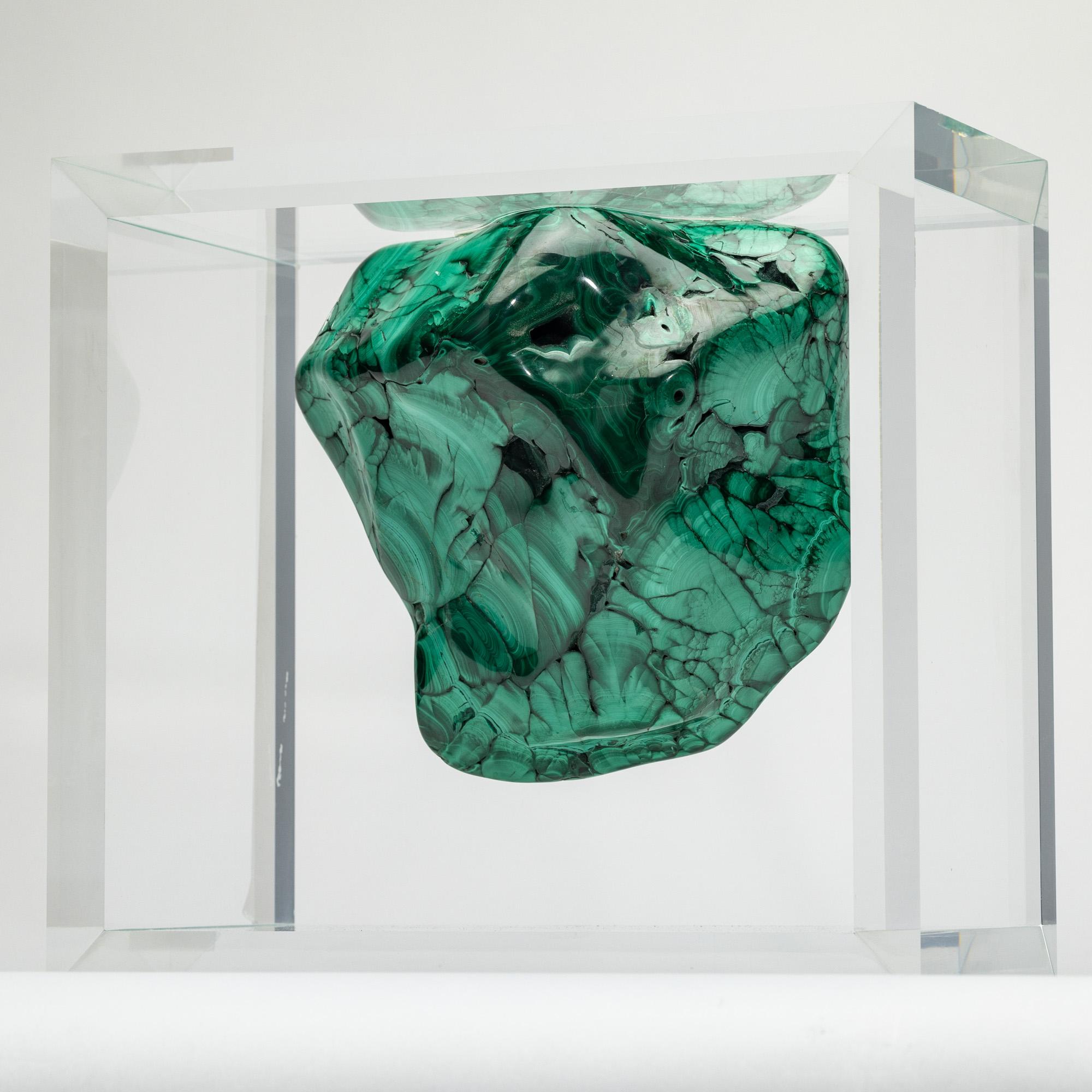 XXI secolo e contemporaneo Malachite in forma libera montata in una base acrilica dal design originale in vendita