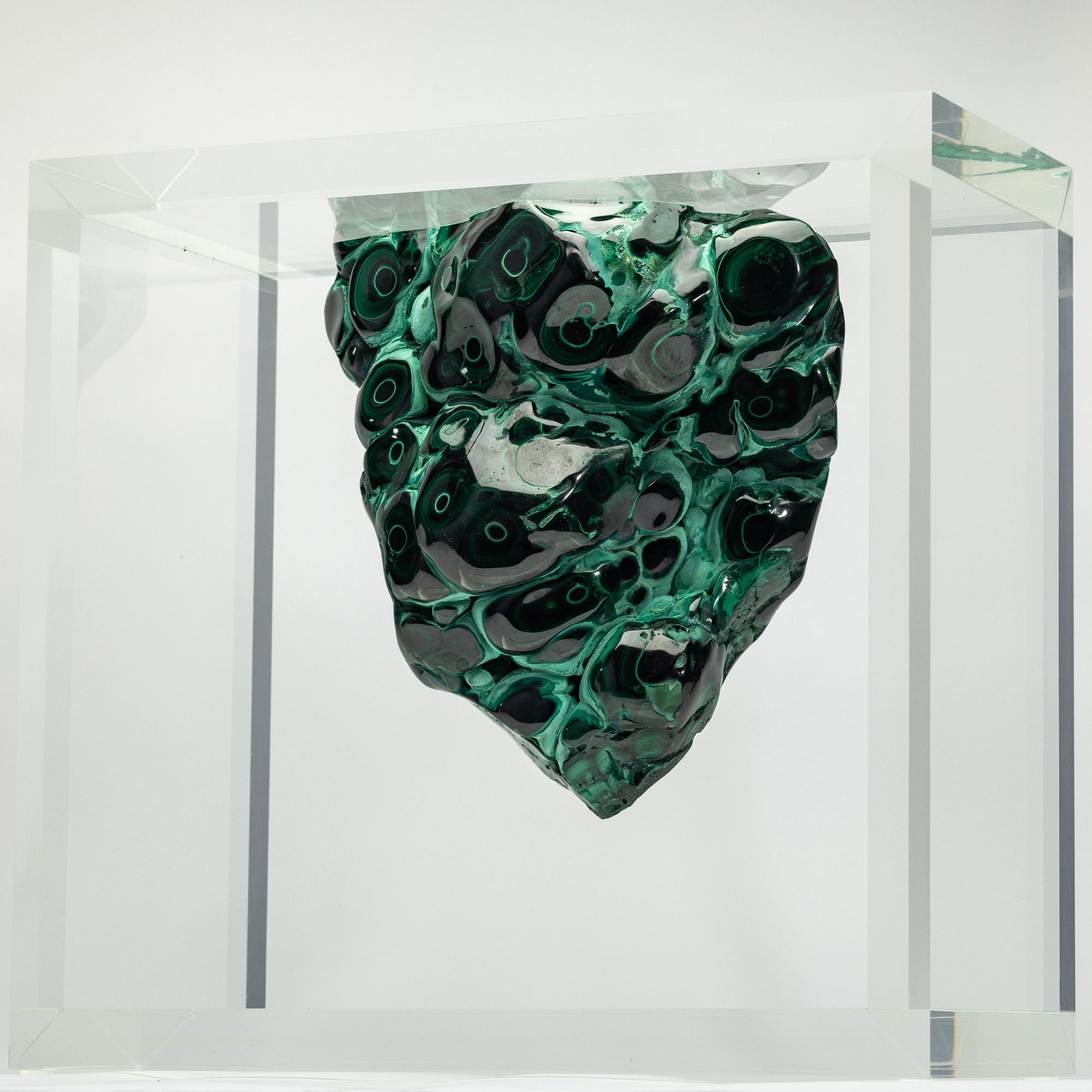 XXI secolo e contemporaneo Esemplare di malachite africana a forma libera montato in un espositore in acrilico dal design originale in vendita
