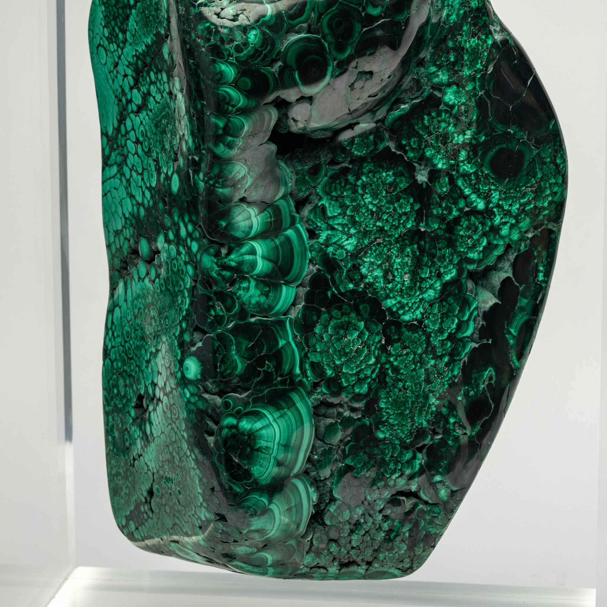 Malachite in forma libera montata in una base acrilica dal design originale in vendita 1