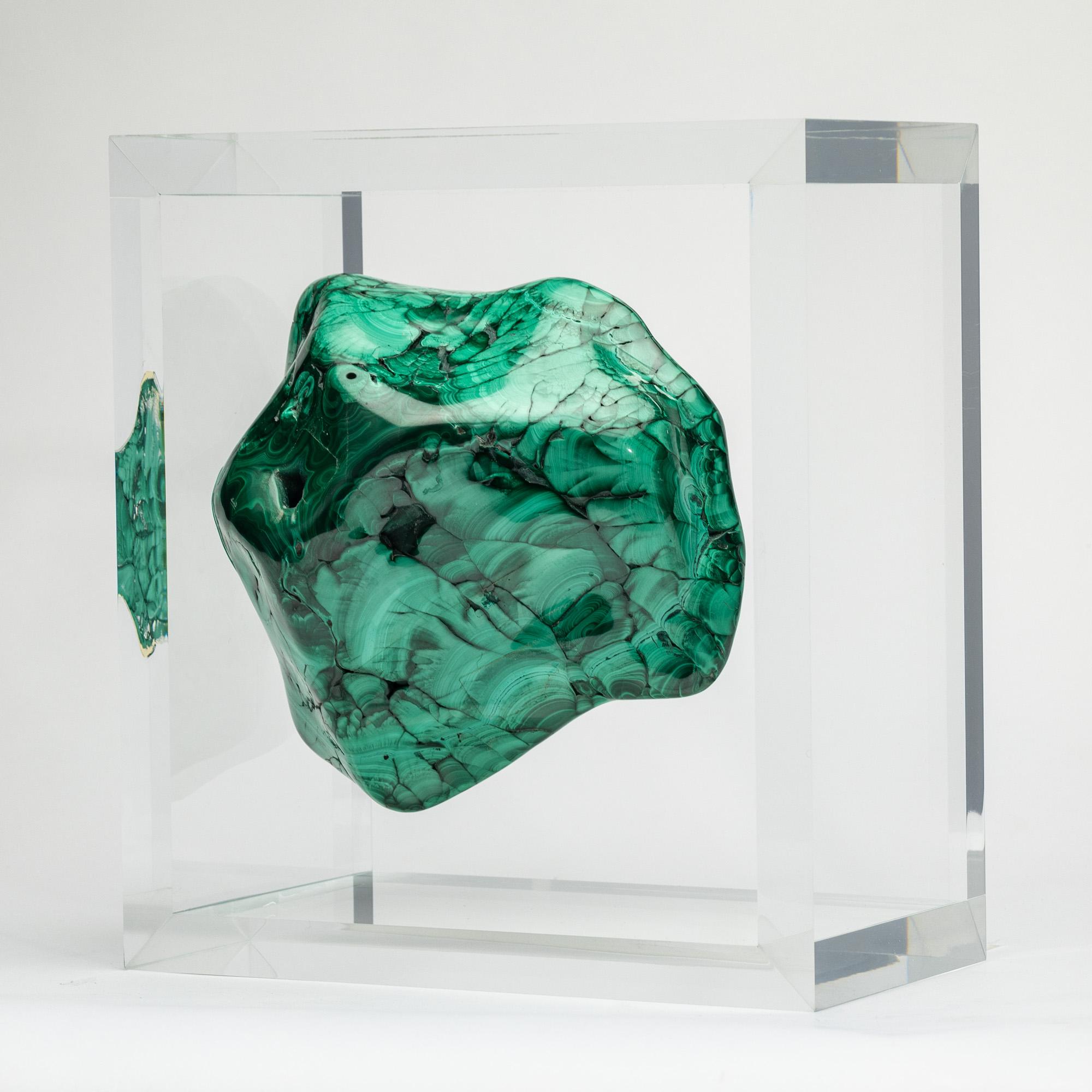 Malachite in forma libera montata in una base acrilica dal design originale in vendita 1