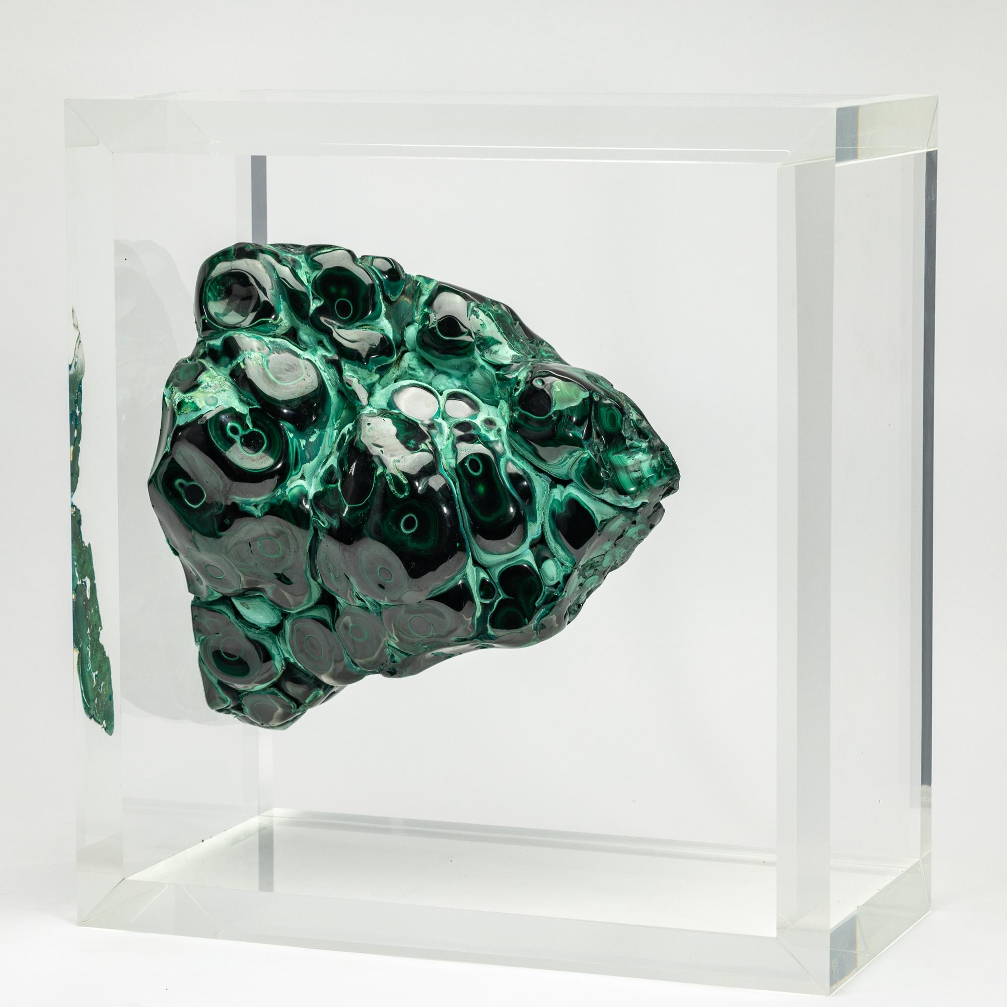 Malachite Esemplare di malachite africana a forma libera montato in un espositore in acrilico dal design originale in vendita