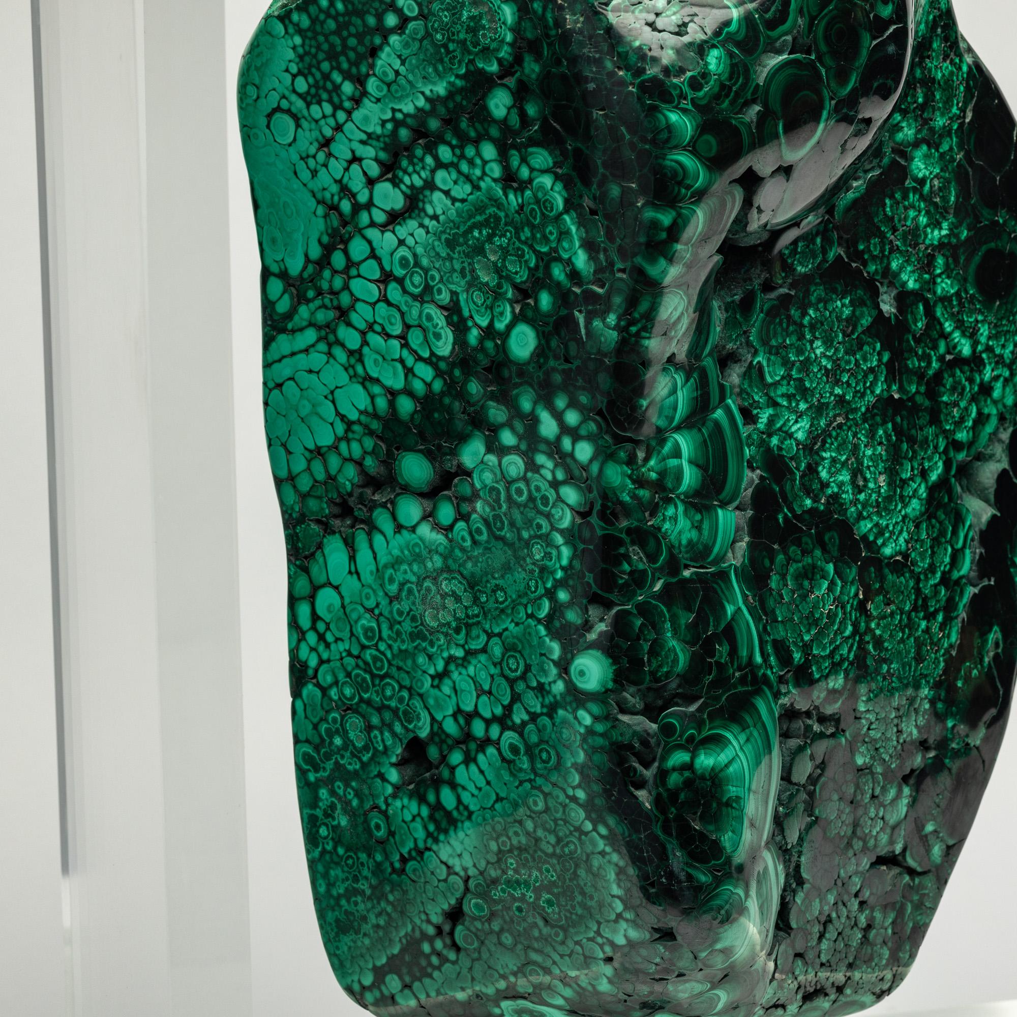 Malachite in forma libera montata in una base acrilica dal design originale in vendita 2