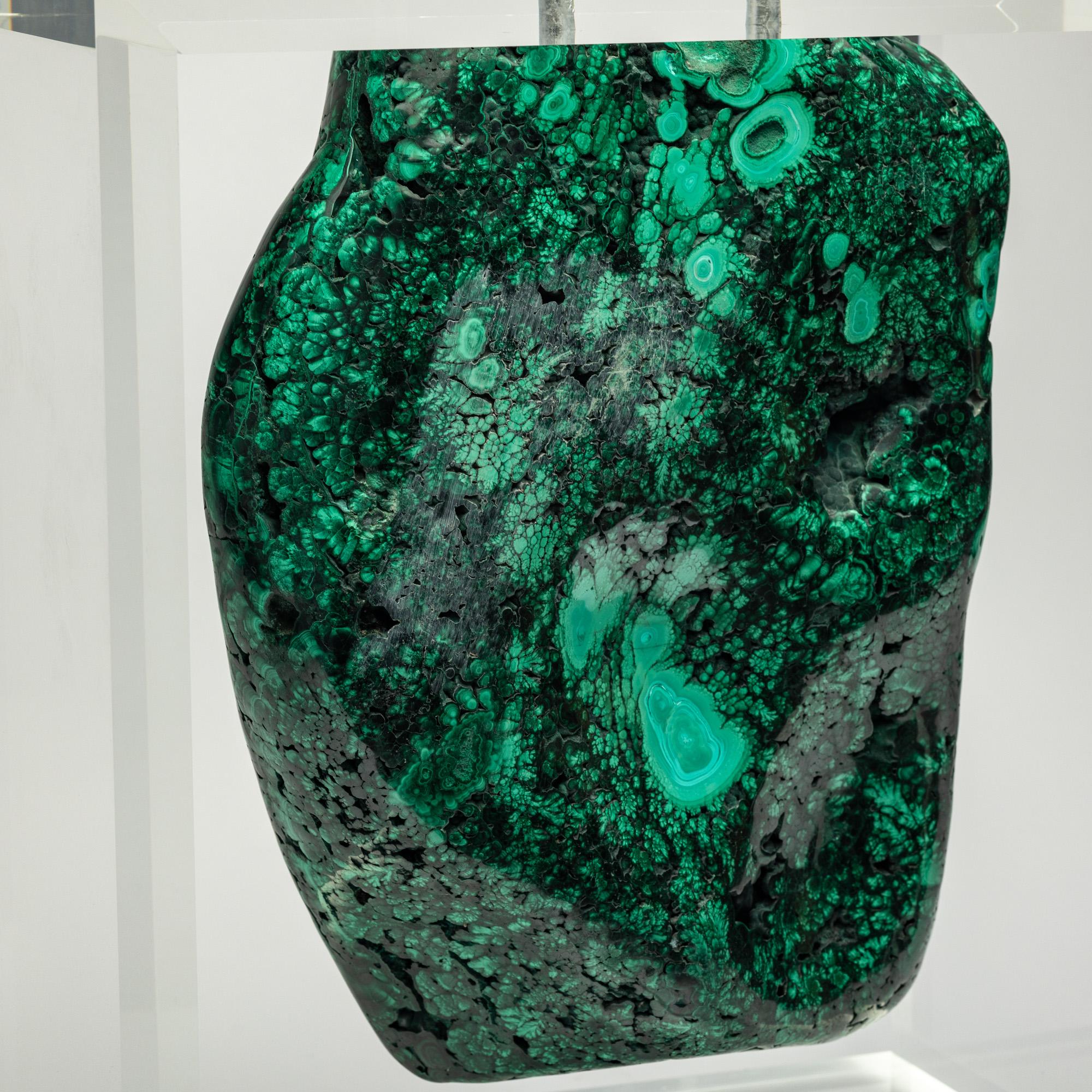 Malachite in forma libera montata in una base acrilica dal design originale in vendita 3
