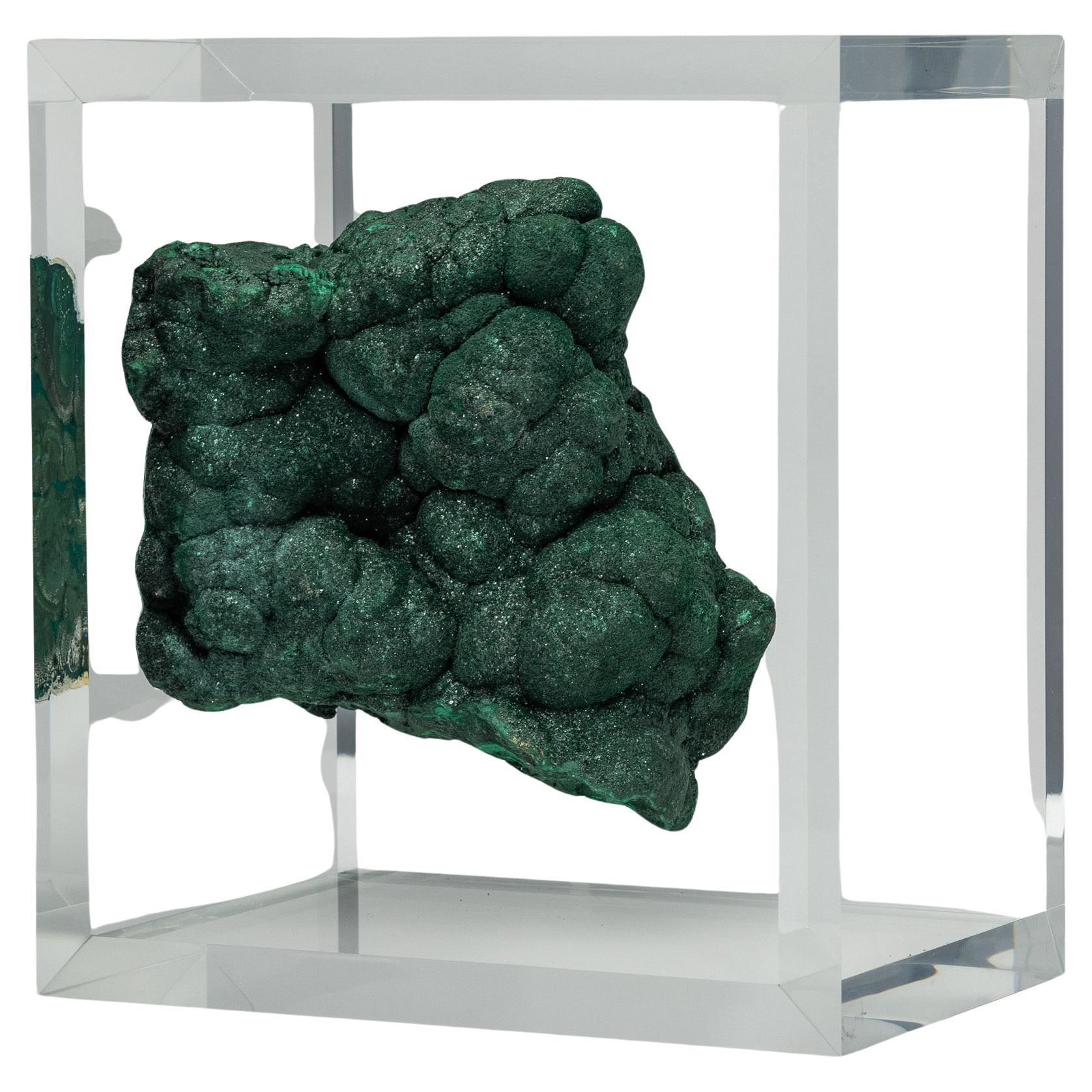 Malachite in forma libera montata in una base acrilica dal design originale in vendita