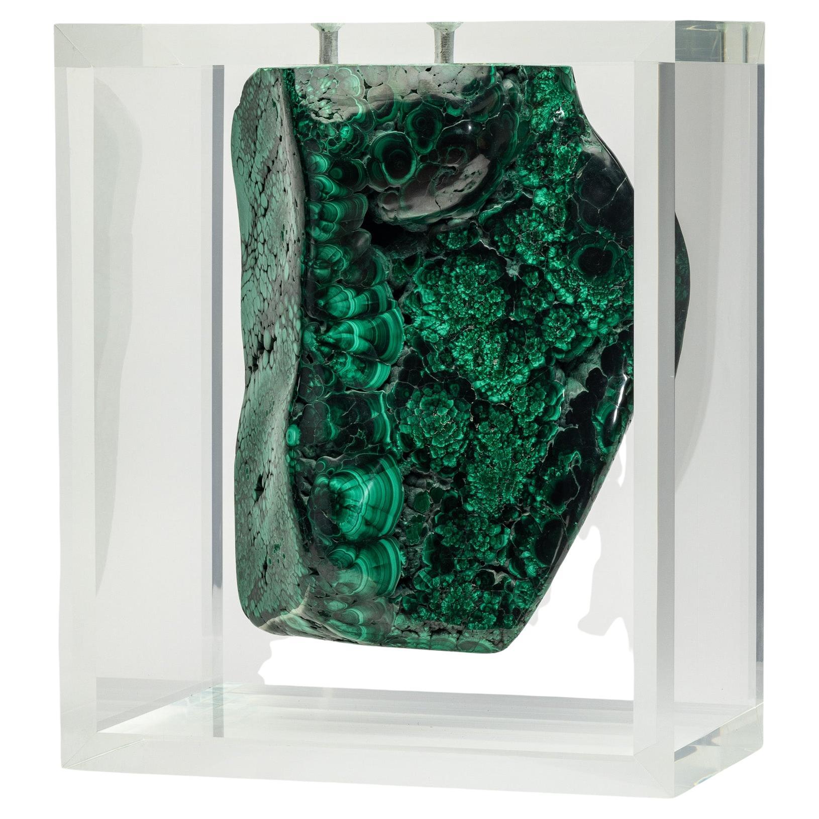Malachite in forma libera montata in una base acrilica dal design originale