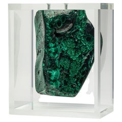 Malachite de forme libre montée sur une base en acrylique de conception originale