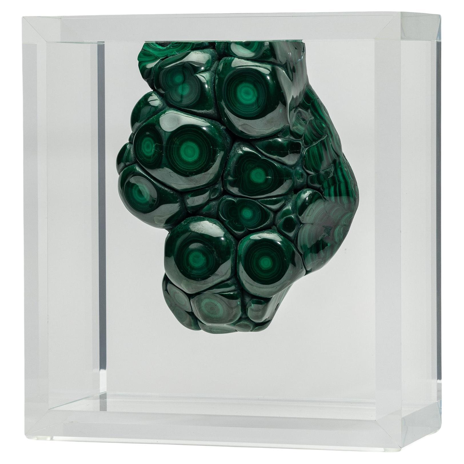 Malachite in forma libera montata in una base acrilica dal design originale