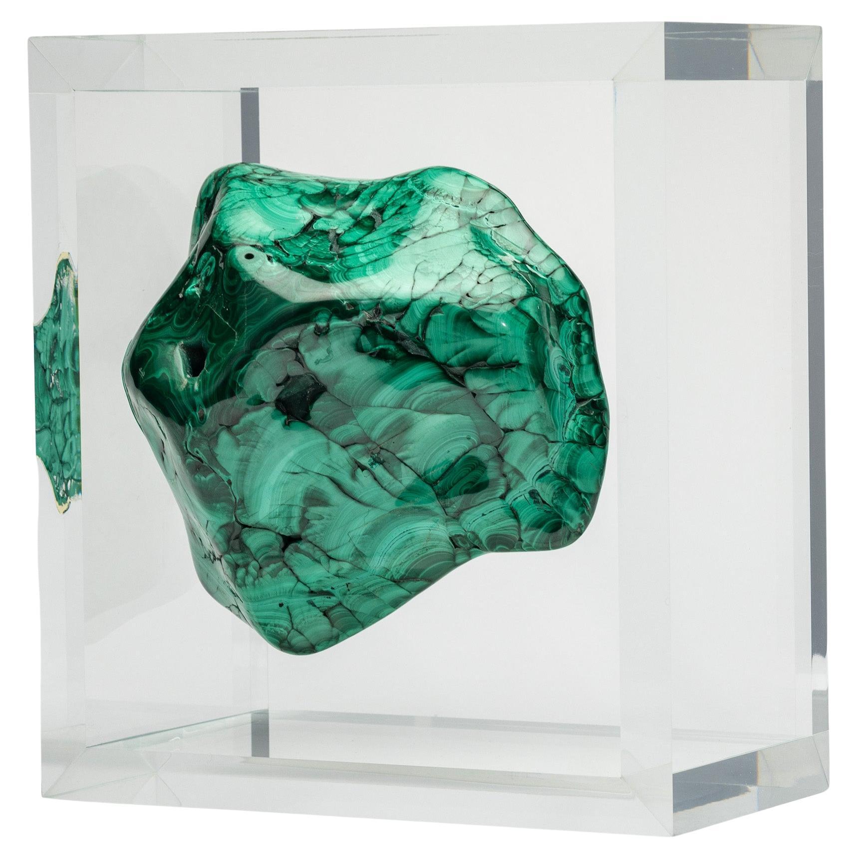 Malachite in forma libera montata in una base acrilica dal design originale