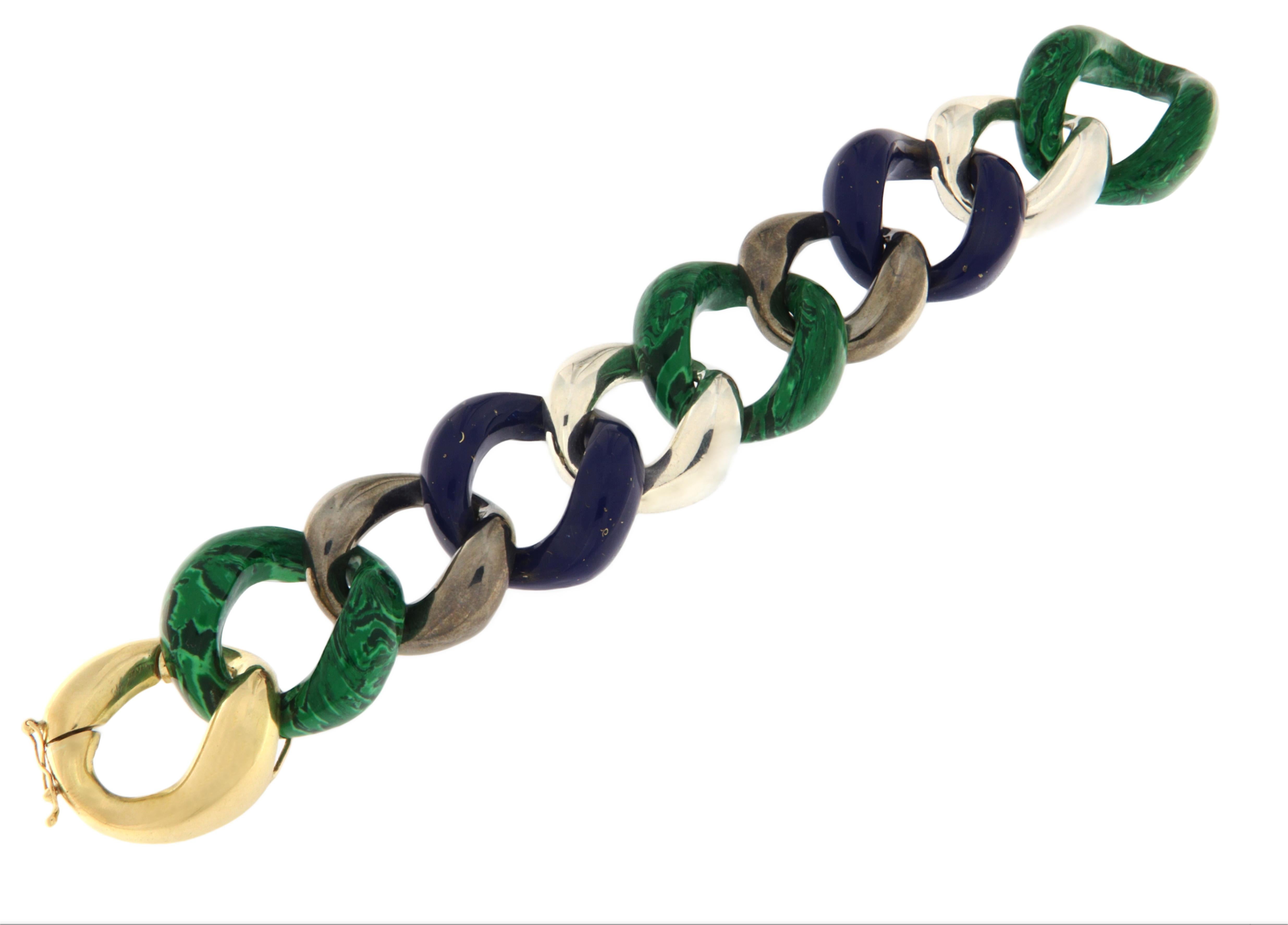 Questo bracciale unico è una vera e propria celebrazione dell'eleganza e del colore, realizzato con una raffinata combinazione di metalli preziosi e pietre naturali. Le sue maglie audaci e intrecciate si alternano tra il verde vibrante della