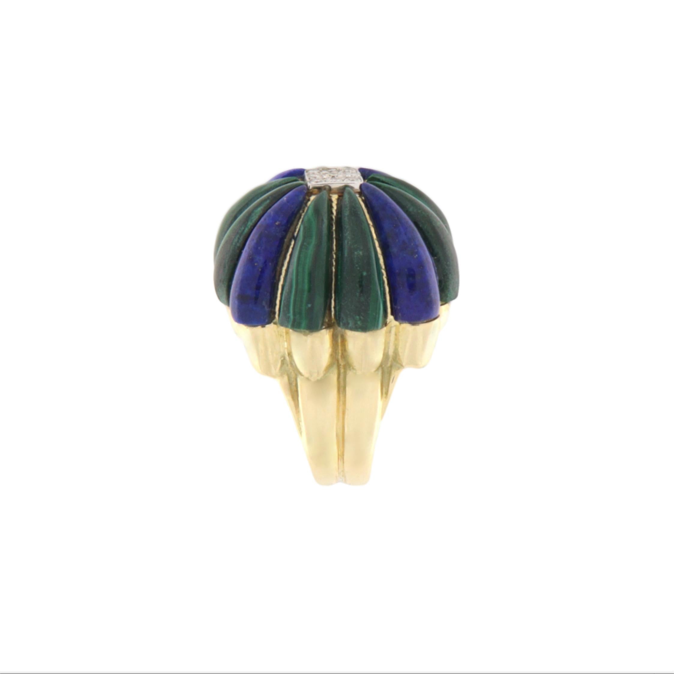 Cette bague sophistiquée en forme de dôme, réalisée en or jaune 14k (585/1000), est une création saisissante inspirée par l'élégance de l'époque Art déco. Son design présente une structure filigranée raffinée, enrichie de tourbillons alternés de