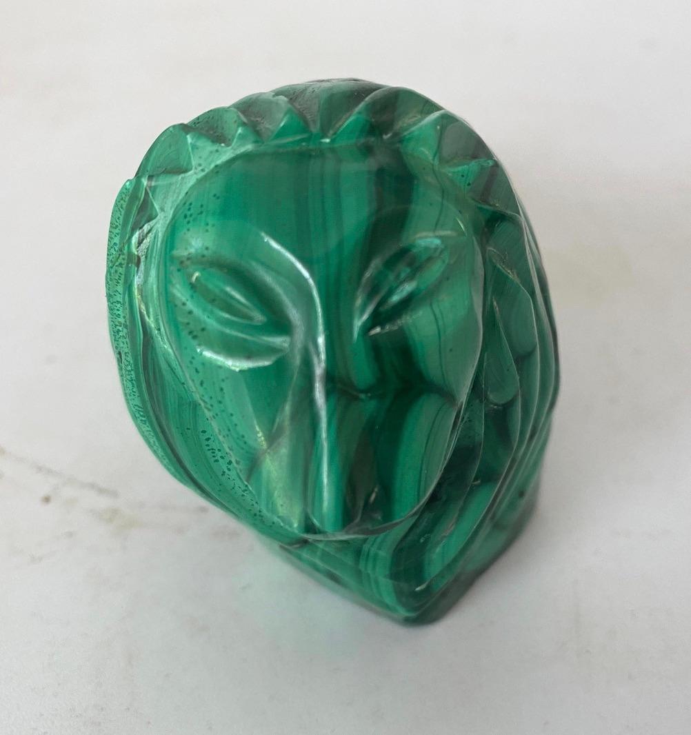 Sculpture ou presse-papier en malachite en forme de lion.
Afrique 20e siècle, Couleur verte.