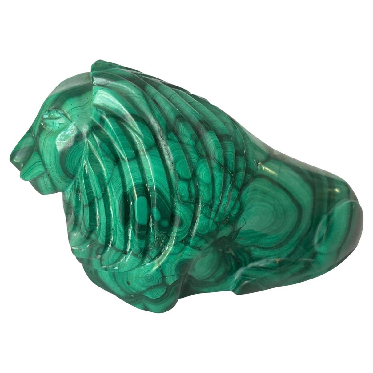 Lion en malachite  Sculpture en malachite Afrique 20e siècle Couleur verte en vente
