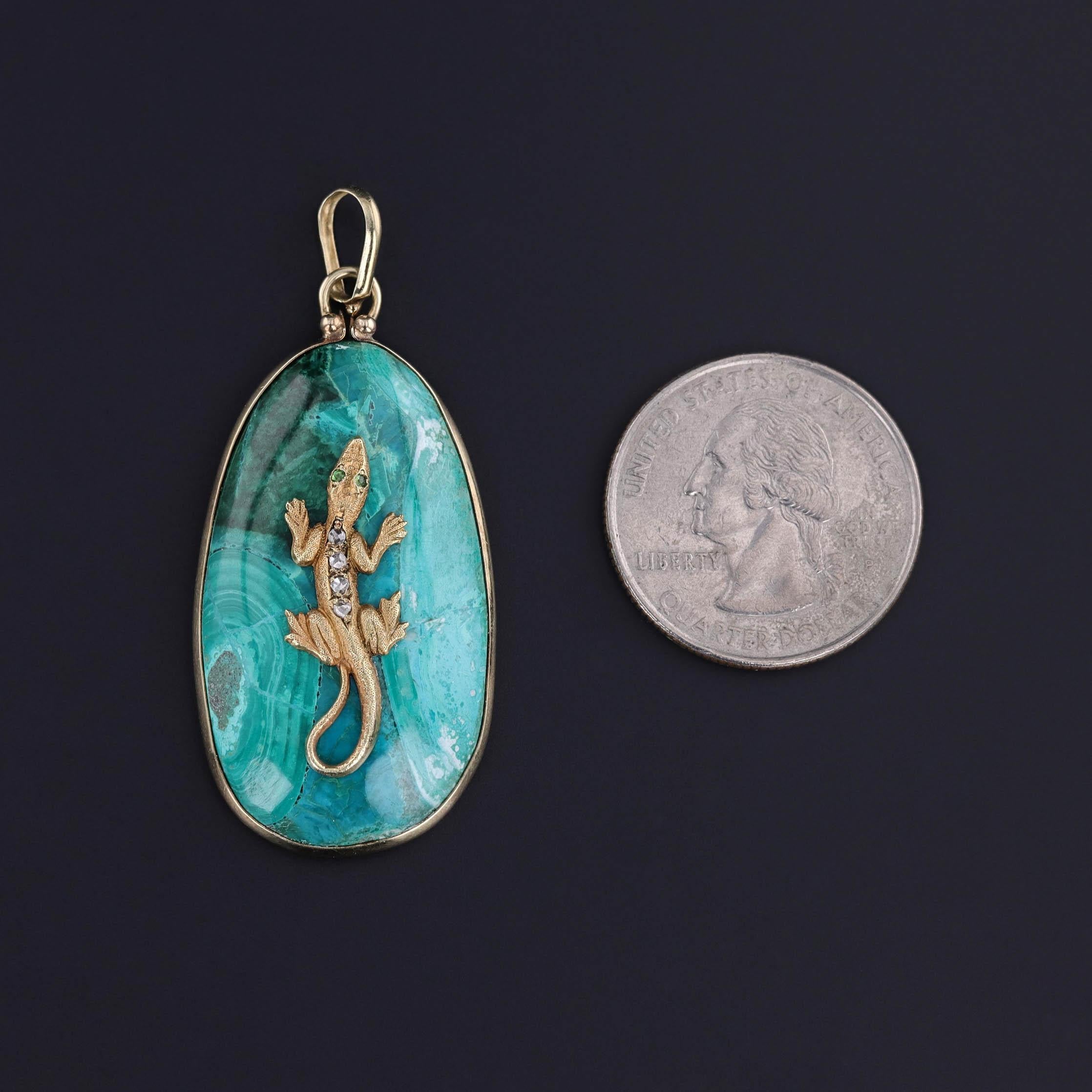 Un sorprendente ciondolo in malachite con un dettagliato motivo a lucertola!

Questo pezzo accattivante presenta una vibrante pietra di malachite verde, ornata da una lucertola d'oro impreziosita da scintillanti diamanti taglio rosa. Il ciondolo è