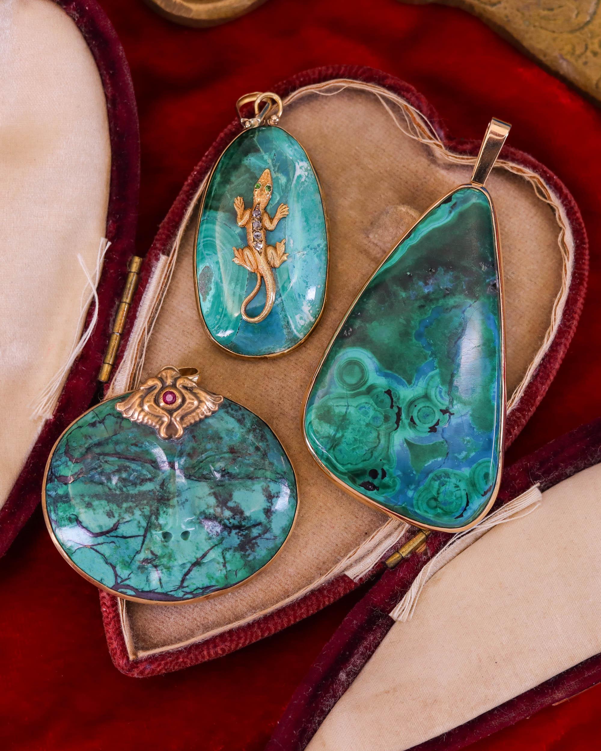 Ciondolo a forma di lucertola di malachite in oro 14k in vendita 2