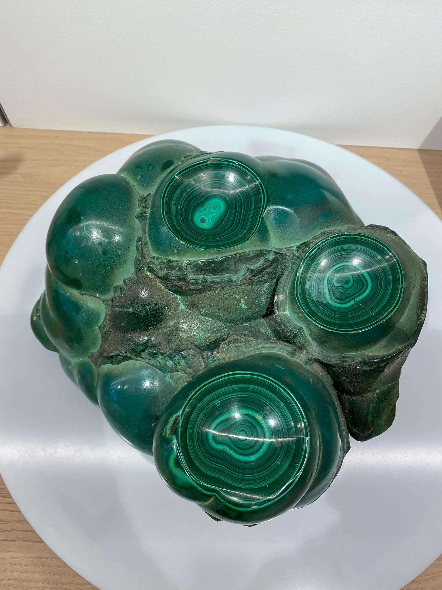 Exceptional Malachite Monobloc Weight 22.3 Kg - From DR Congo - Perfect condition

Which makes it unique it is shape, beautiful green colour and the weight which is 22,3 kg (heavy monobloc piece)

