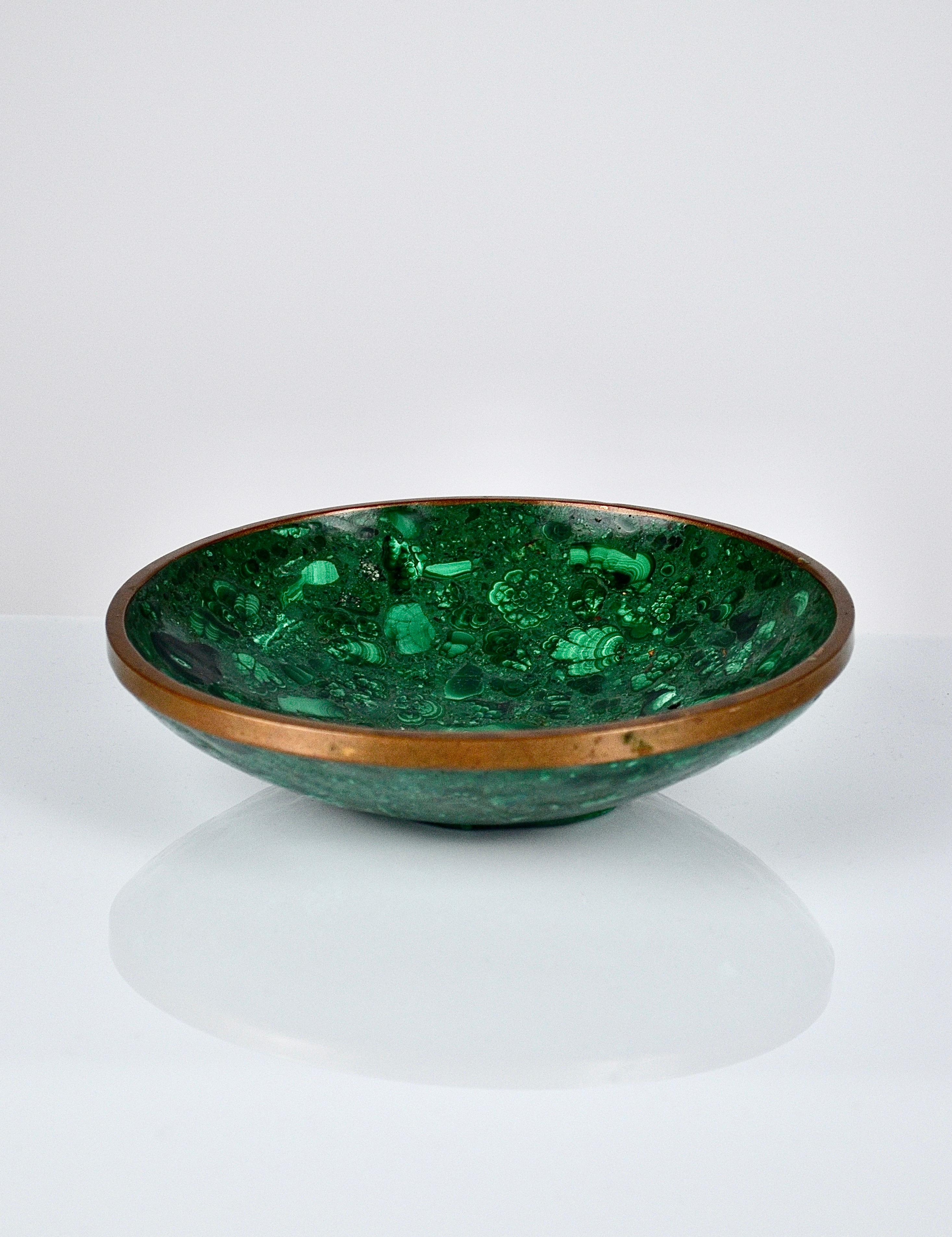 Marbled malachite monolith bowl with golden color rim
No crack.
Very elegant. Splendid color.
Diameter: 21 cm
Weight: 1036 g (2,28 ibs)