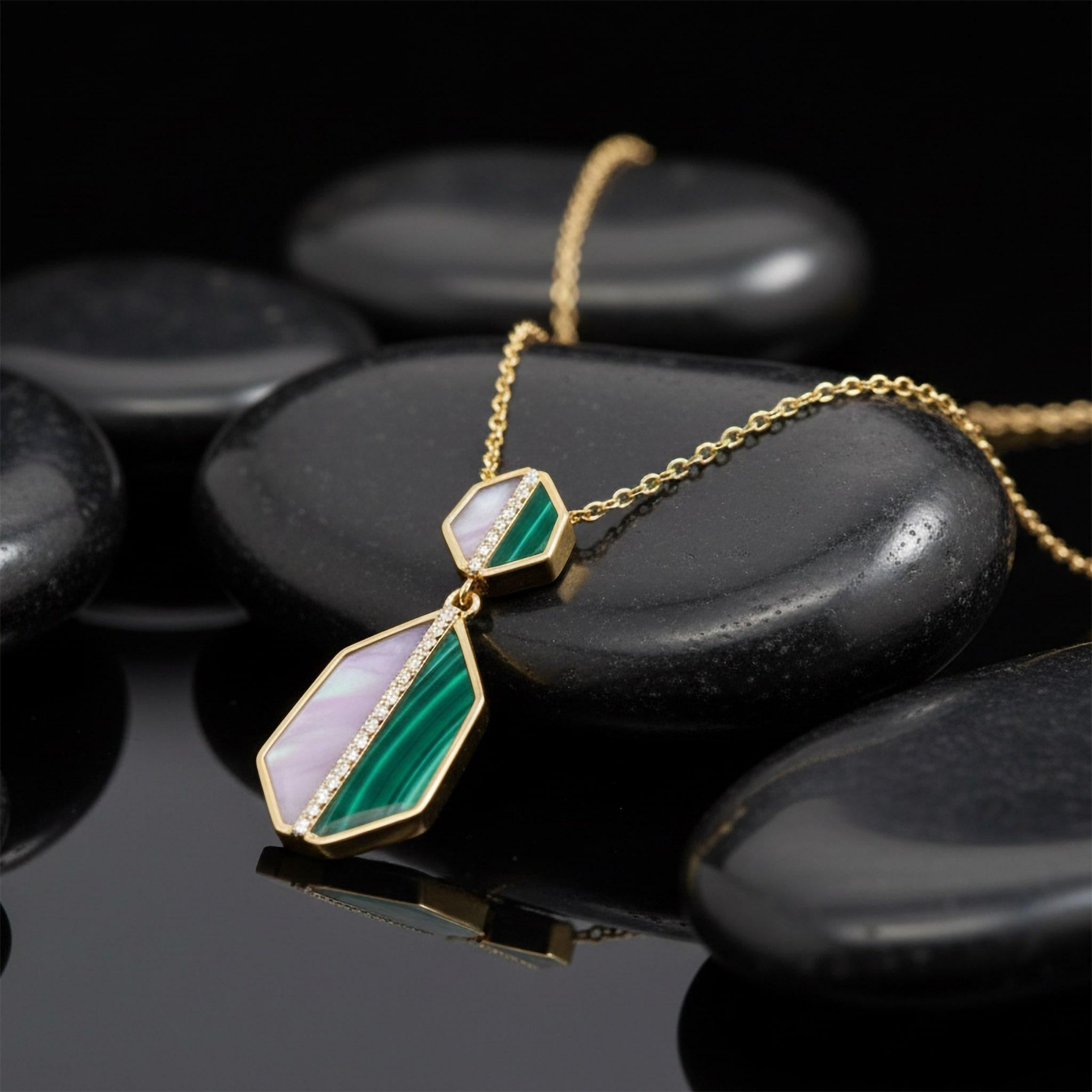 Moderno Collana con ciondolo in malachite e madreperla in oro giallo 14K (o 18K su richiesta) in vendita