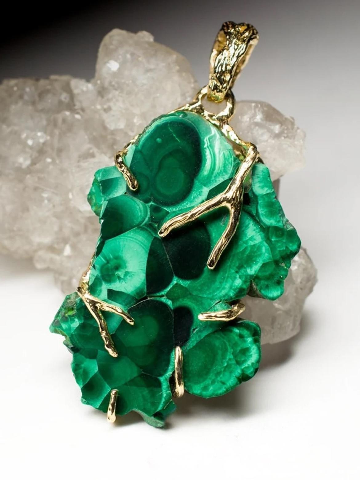 Pendentif en or jaune 14 carats avec une tranche de rare malachite naturelle de l'Oural

poids du pendentif - 6.19 grammes

poids de la pierre - 20.60 carats

Dimensions de la pierre - 0,08 x 0,86 x 1,25 in / 2 х 22 х 32 mm

Collection'S