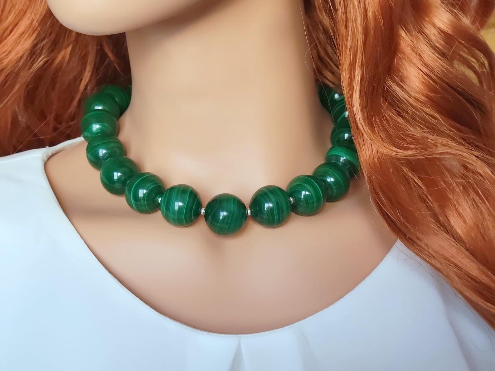 Die Länge der Kette beträgt 18 Zoll (45,7 cm). Die seltene große Größe der glatten runden Perlen ist 20 mm.
Die Farbe der Perlen variiert von tiefem Dunkelgrün bis zu hellen Grüntönen. Außerdem variiert die Farbpalette innerhalb desselben Steins in