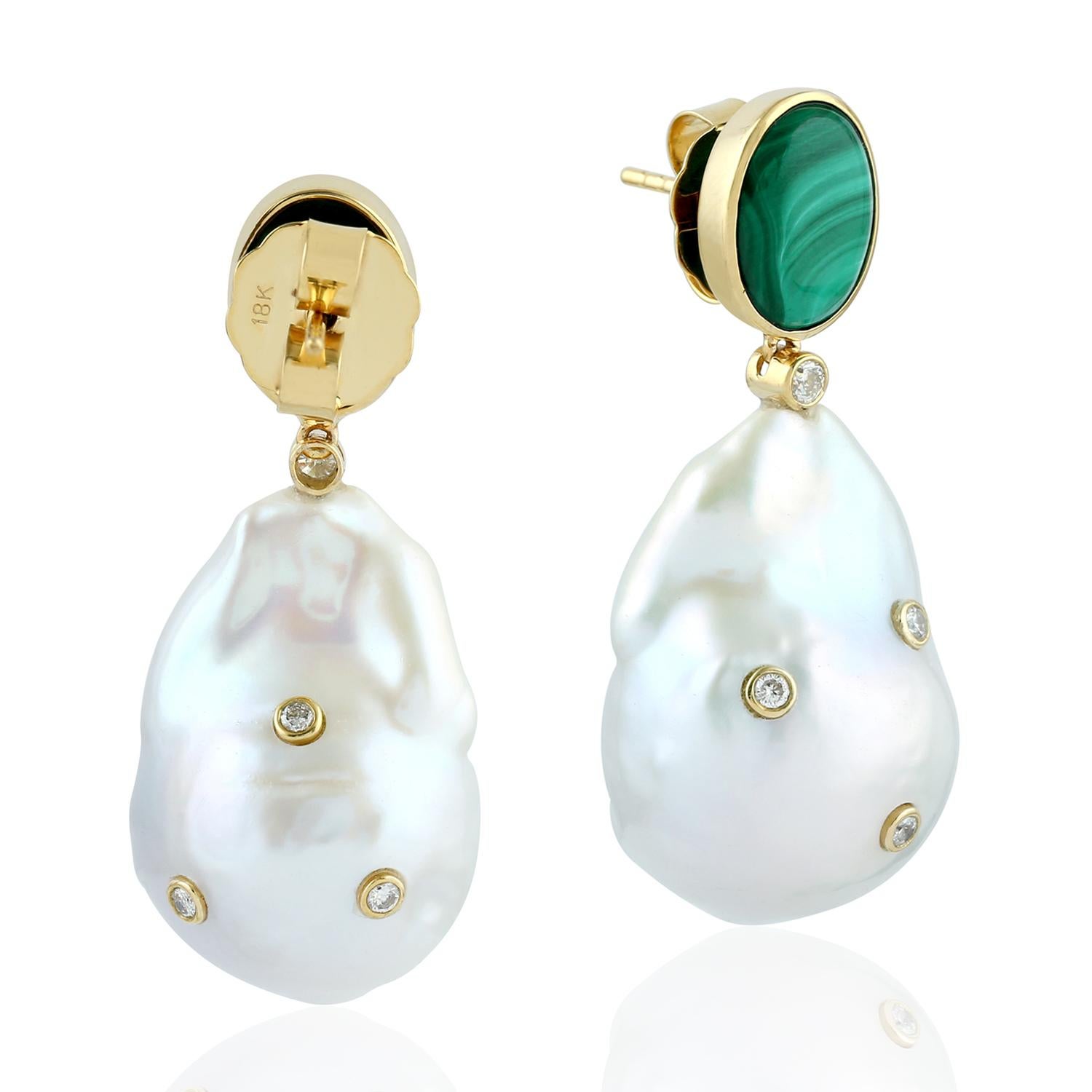 Malachit-Perle und Diamant-Ohrringe aus 18 Karat Gold (Moderne) im Angebot