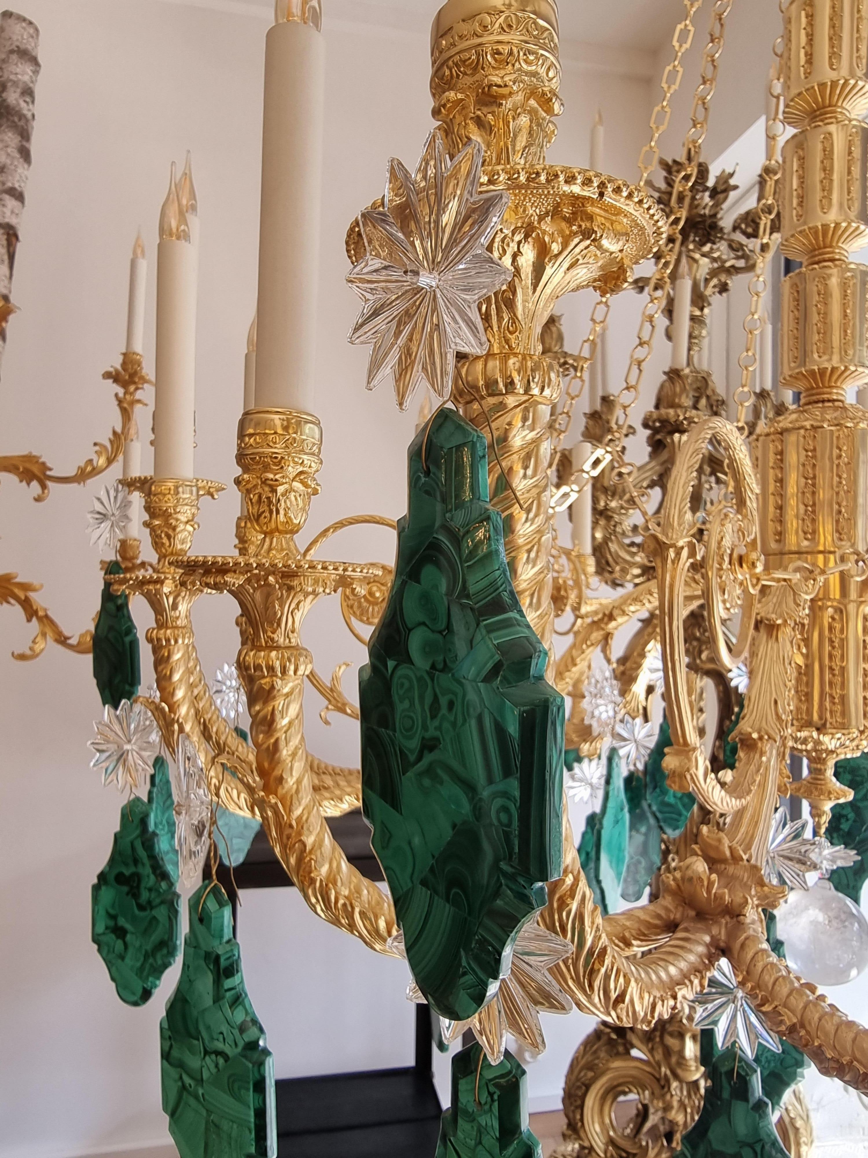Chandelier with 18 light arms.
This chandelier is typical of the chain chandeliers of the 18th century, as for example the chandelier with arabesque of the castle of Versailles dating from 1780, which also has arms of similar light, or that of the