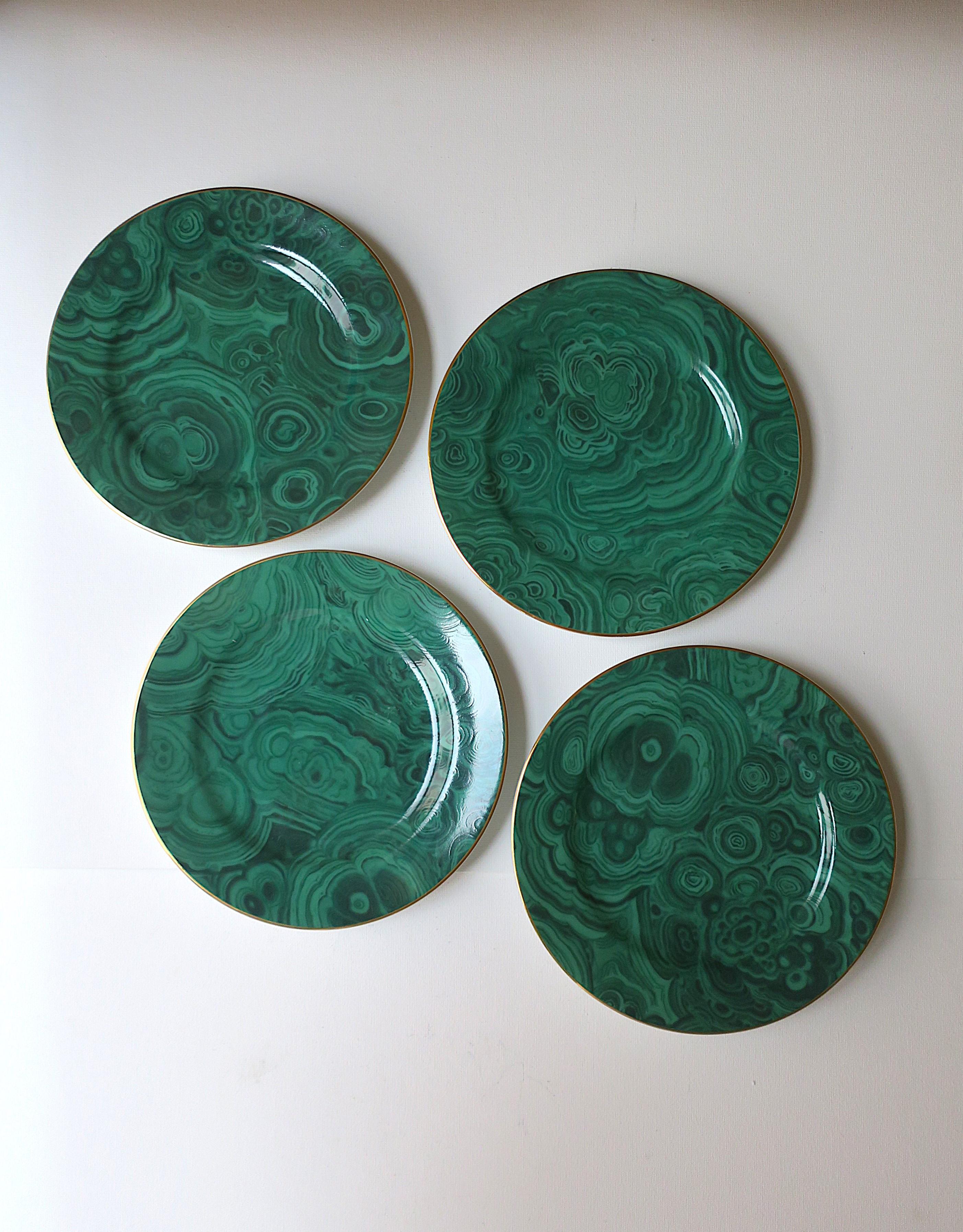 Precioso juego de cuatro (4) platos de porcelana para aperitivo, pan, postre, etc., con un diseño verde de imitación de malaquita, de finales del siglo XX, años 80, 90. Estos platos de porcelana representan una hermosa malaquita verde ribeteada con