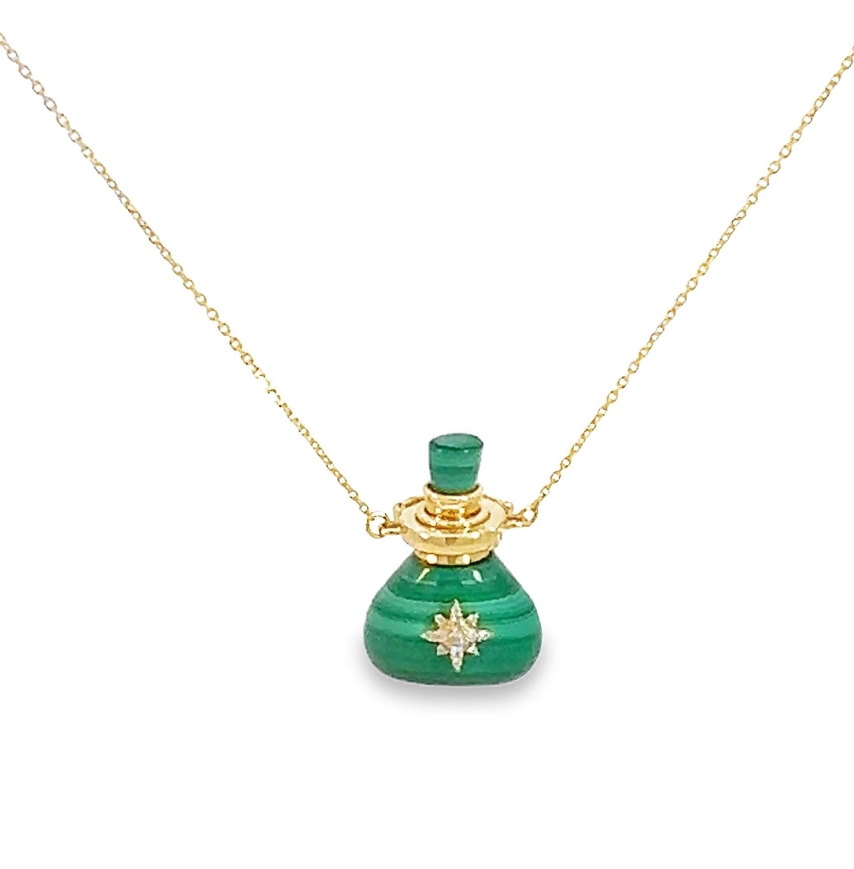 Collier bouteille de potion en malachite en or jaune 18 carats, un trésor unique mêlant élégance et mystique. En son centre se trouve un captivant pendentif en malachite naturelle, dont les riches teintes vertes sont ornées d'une délicate étoile de