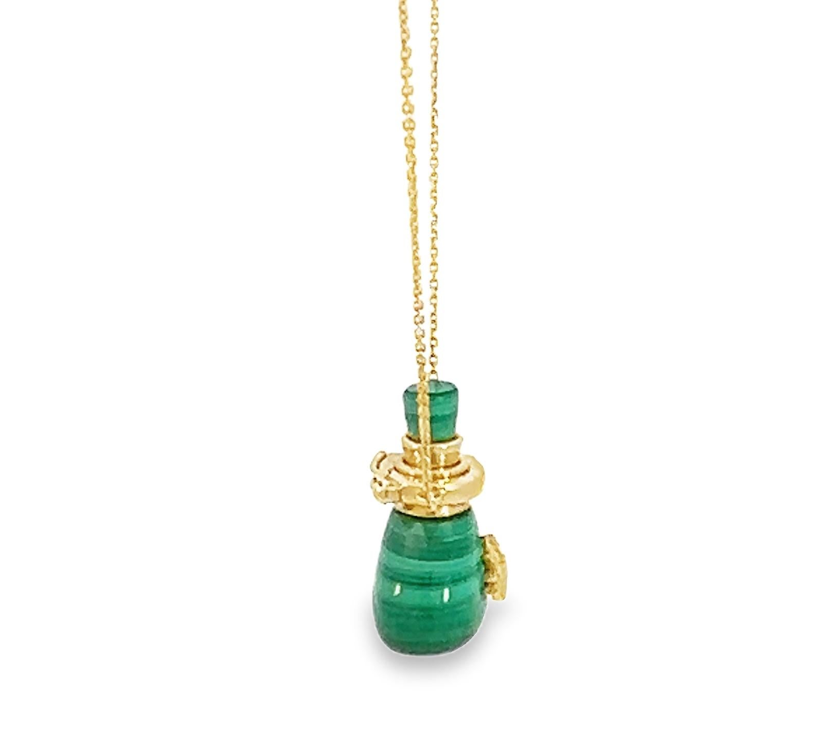 Collier pendentif bouteille de potion en malachite Neuf - En vente à Beverly Hills, CA