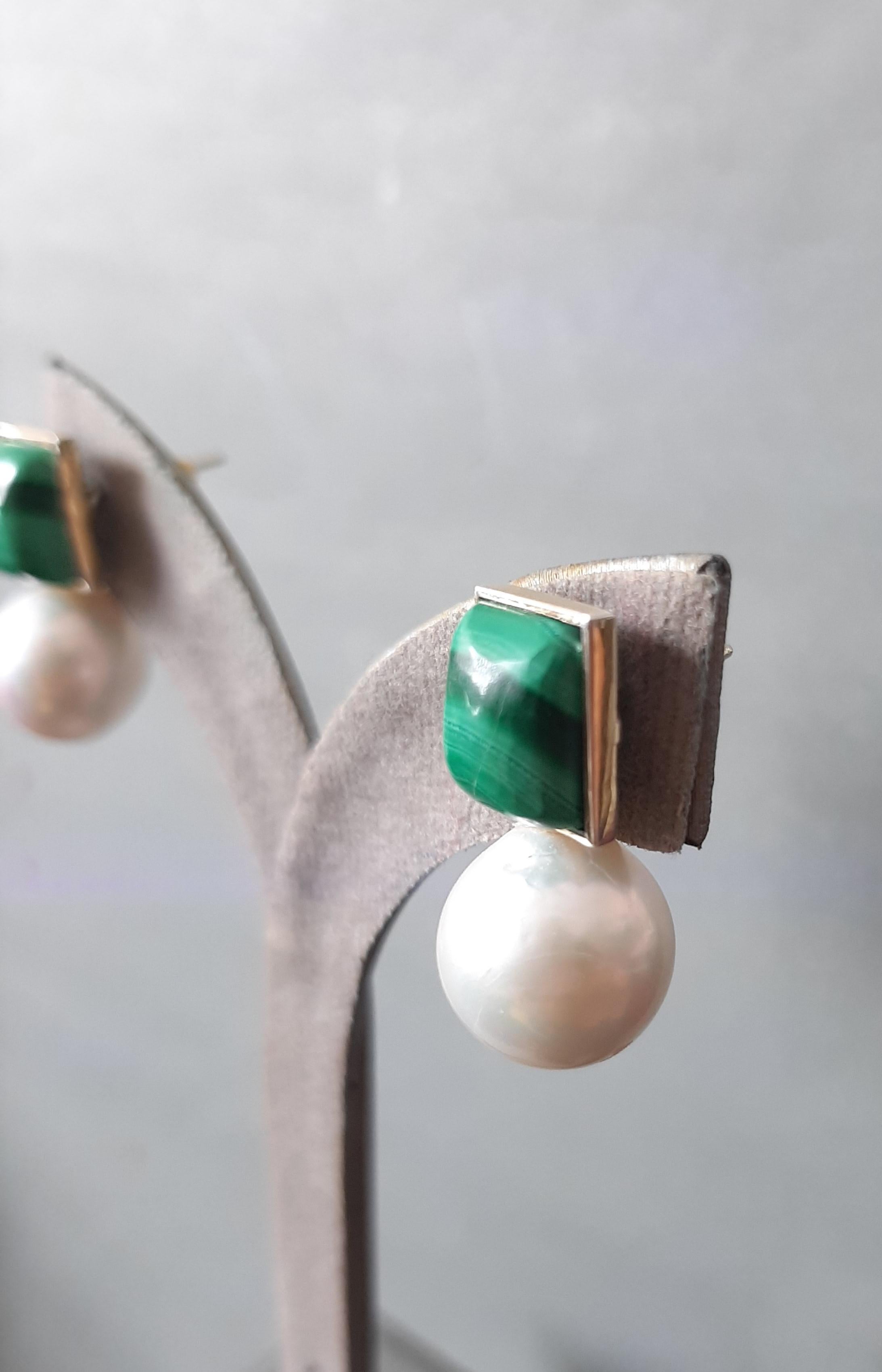 Artigiano Orecchini rettangolari di malachite con perle bianche barocche in oro massiccio 14k in vendita