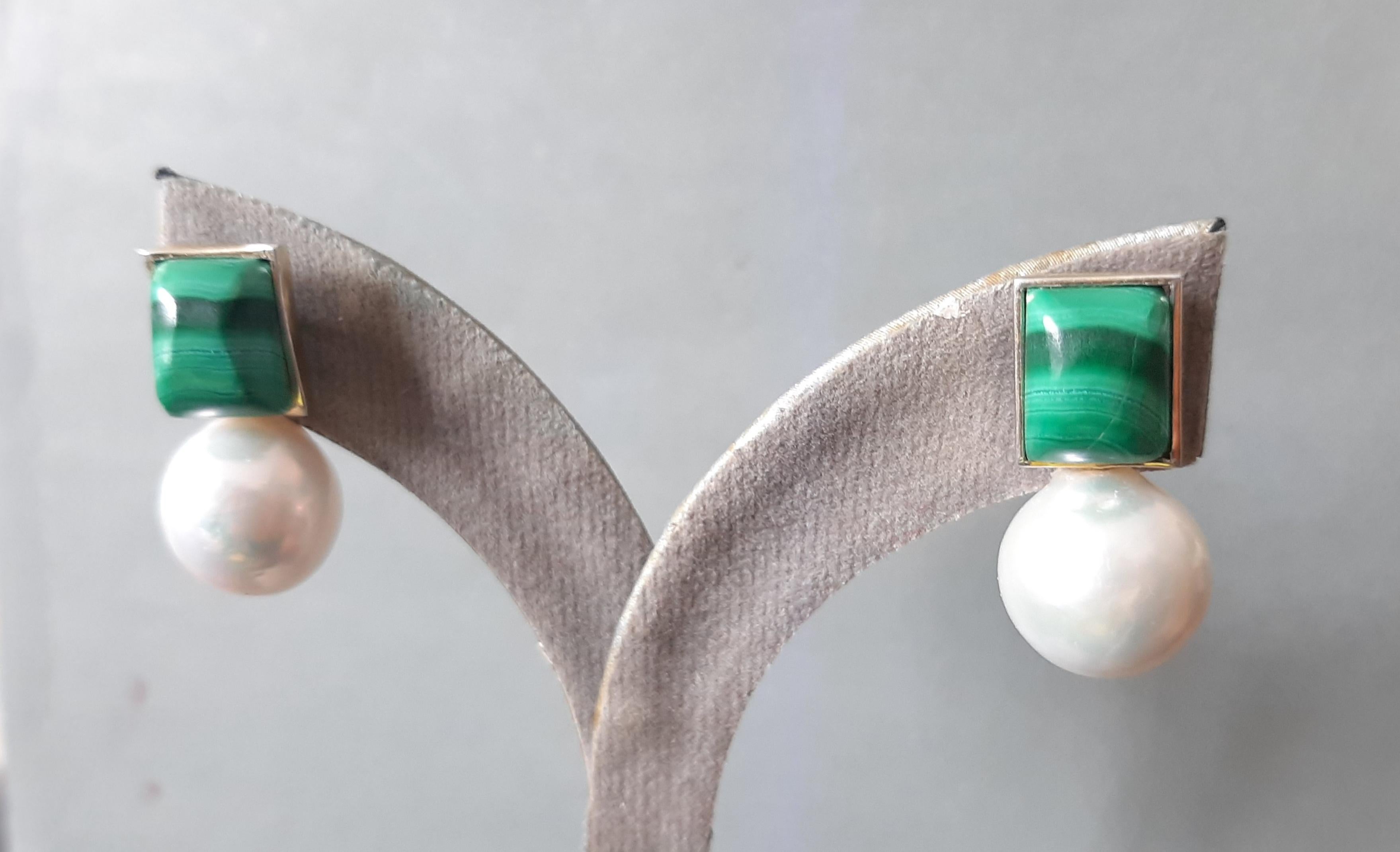 Taglio misto Orecchini rettangolari di malachite con perle bianche barocche in oro massiccio 14k in vendita