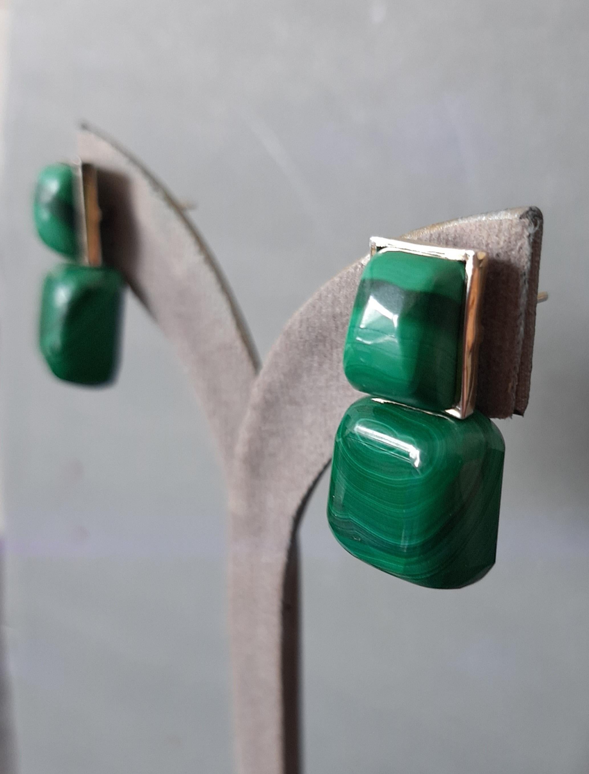 Artigiano Orecchini con perno in oro massiccio 14k a forma di cuscino di malachite a cabs rettangolari in vendita