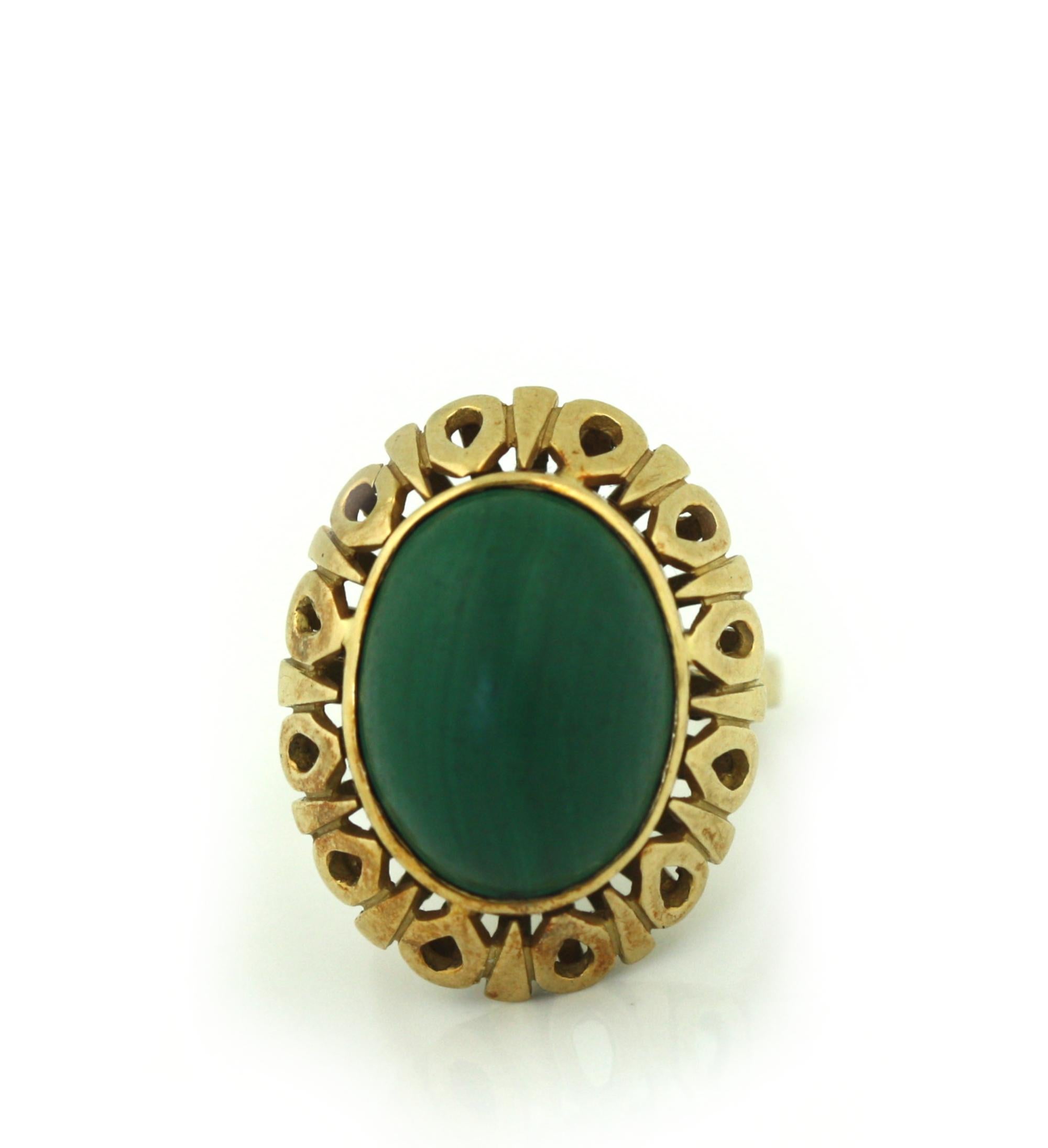 Taglio ovale Anello di malachite anni '70 con cabochon ovale di malachite in vendita