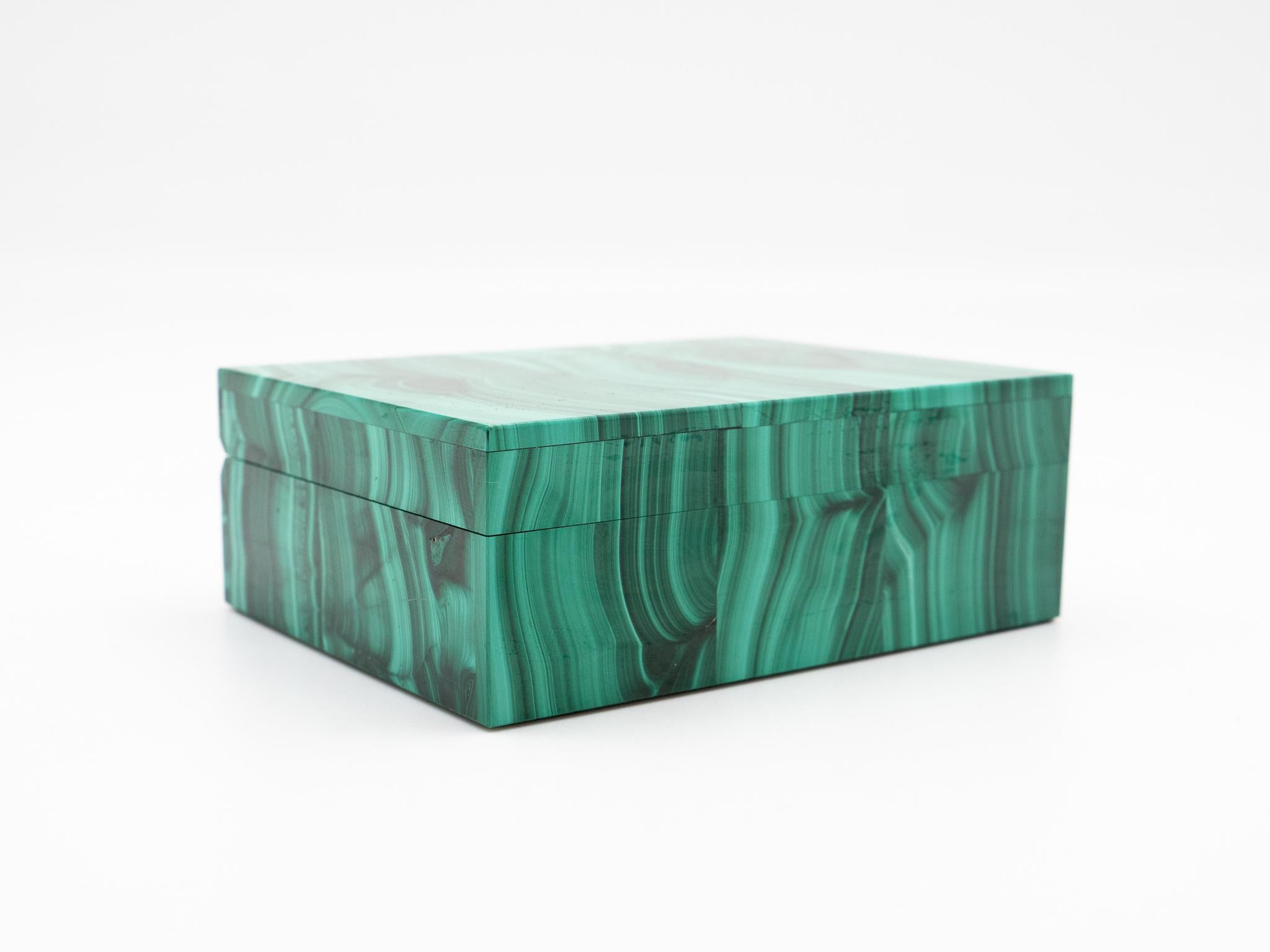 Malachite semi-precious stone box with hinged lid, 3.5