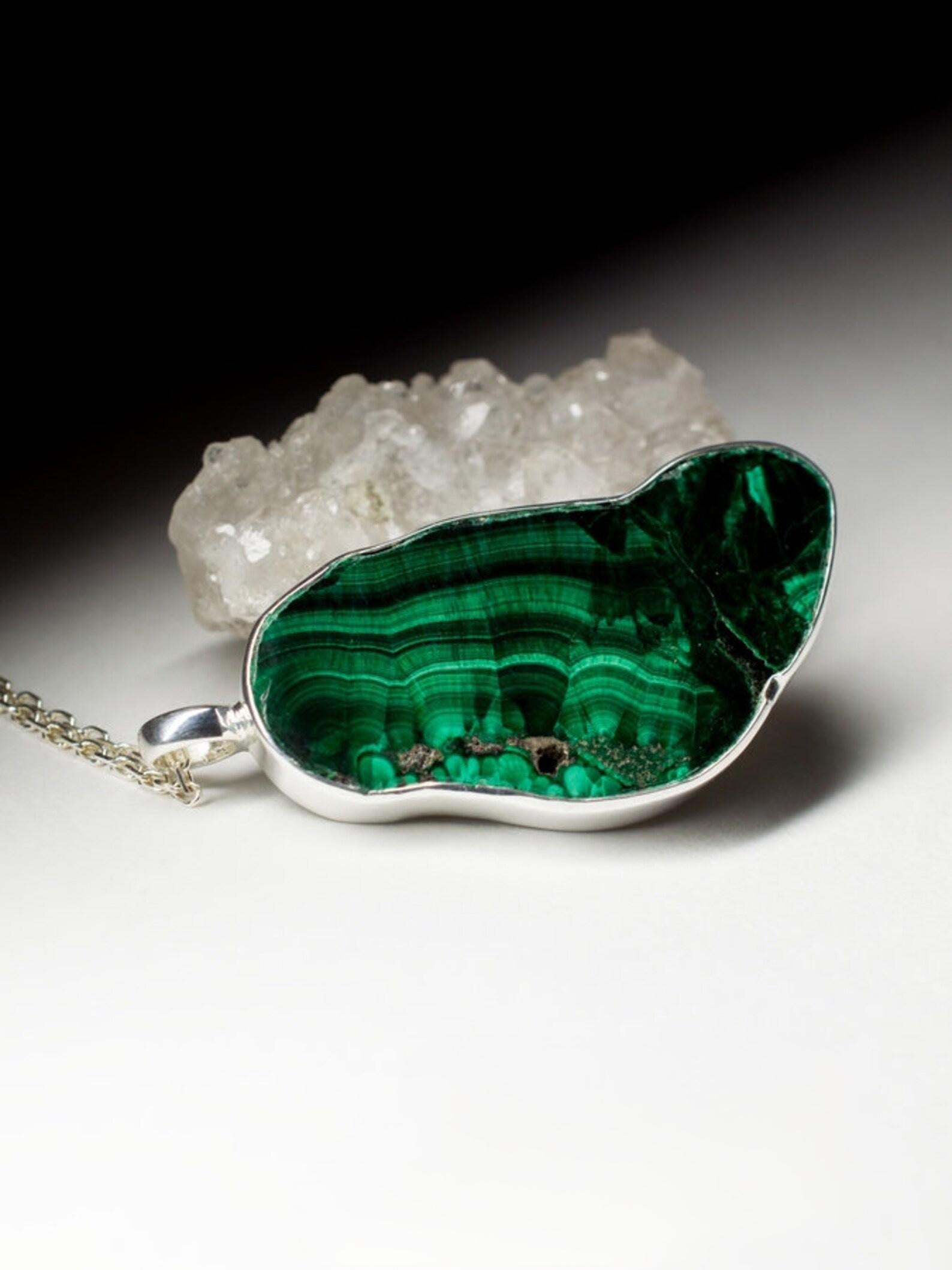 Malachite Silver necklace Oak Leaf Shaped Green Gemstone healing jewelry vintage In New Condition For Sale In Berlin, DE