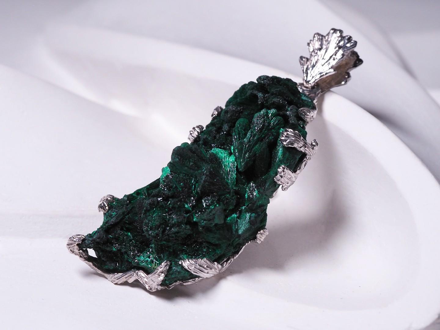 Malachite Silver Pendant Raw Uncut Crystals Green Gemstone Unisex For Sale 3