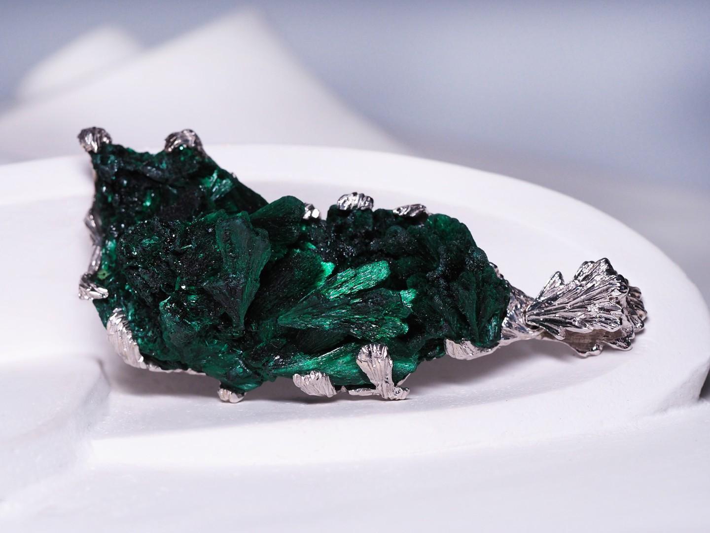 Malachite Silver Pendant Raw Uncut Crystals Green Gemstone Unisex For Sale 6