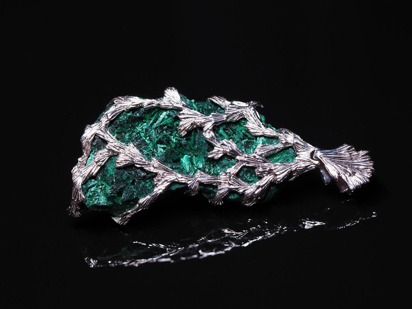 Malachite Silver Pendant Raw Uncut Crystals Green Gemstone Unisex For Sale 2